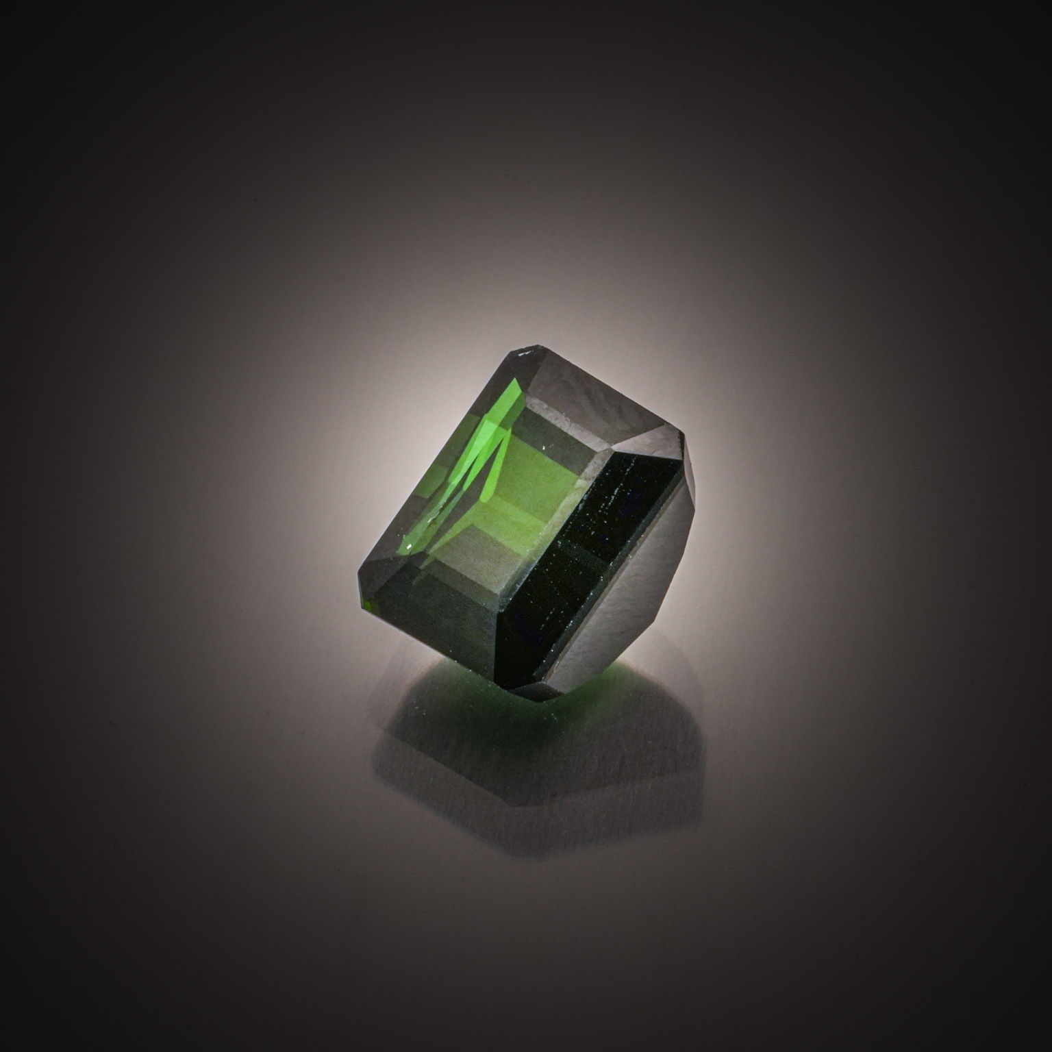 Tourmaline verte octogonale sur papier. - Lazuli