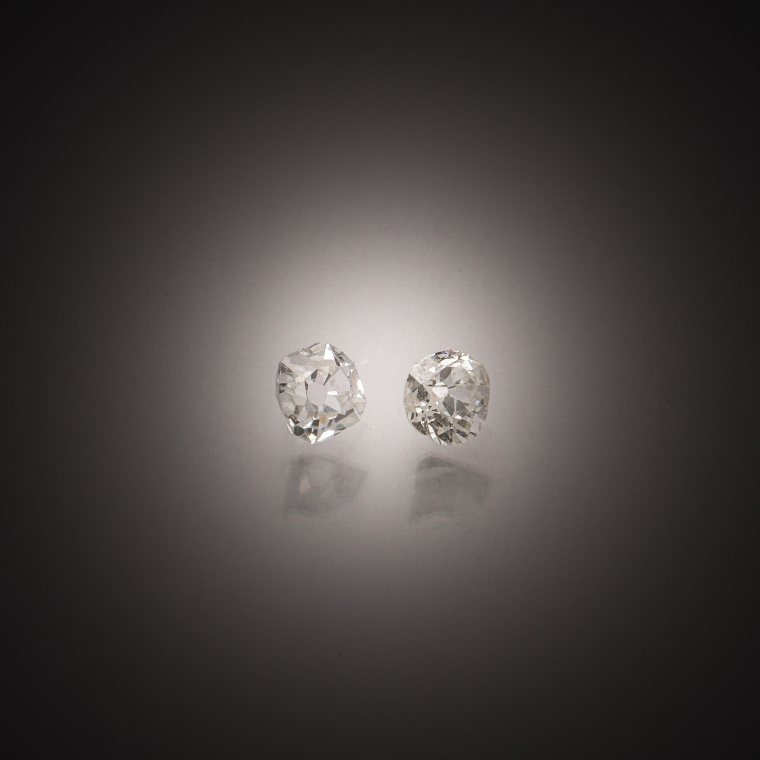 Lot de deux diamants tailles ancienne sur papier. - Lazuli