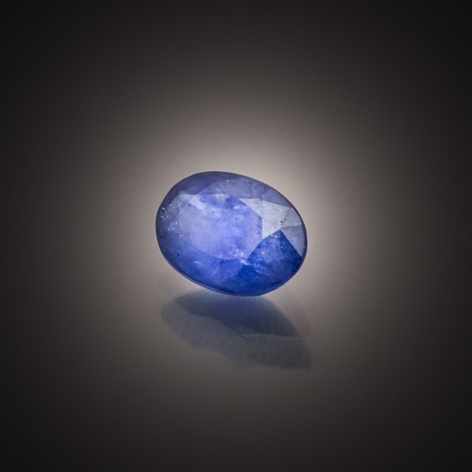 Opale noire poire cabochon sur papier. - Lazuli