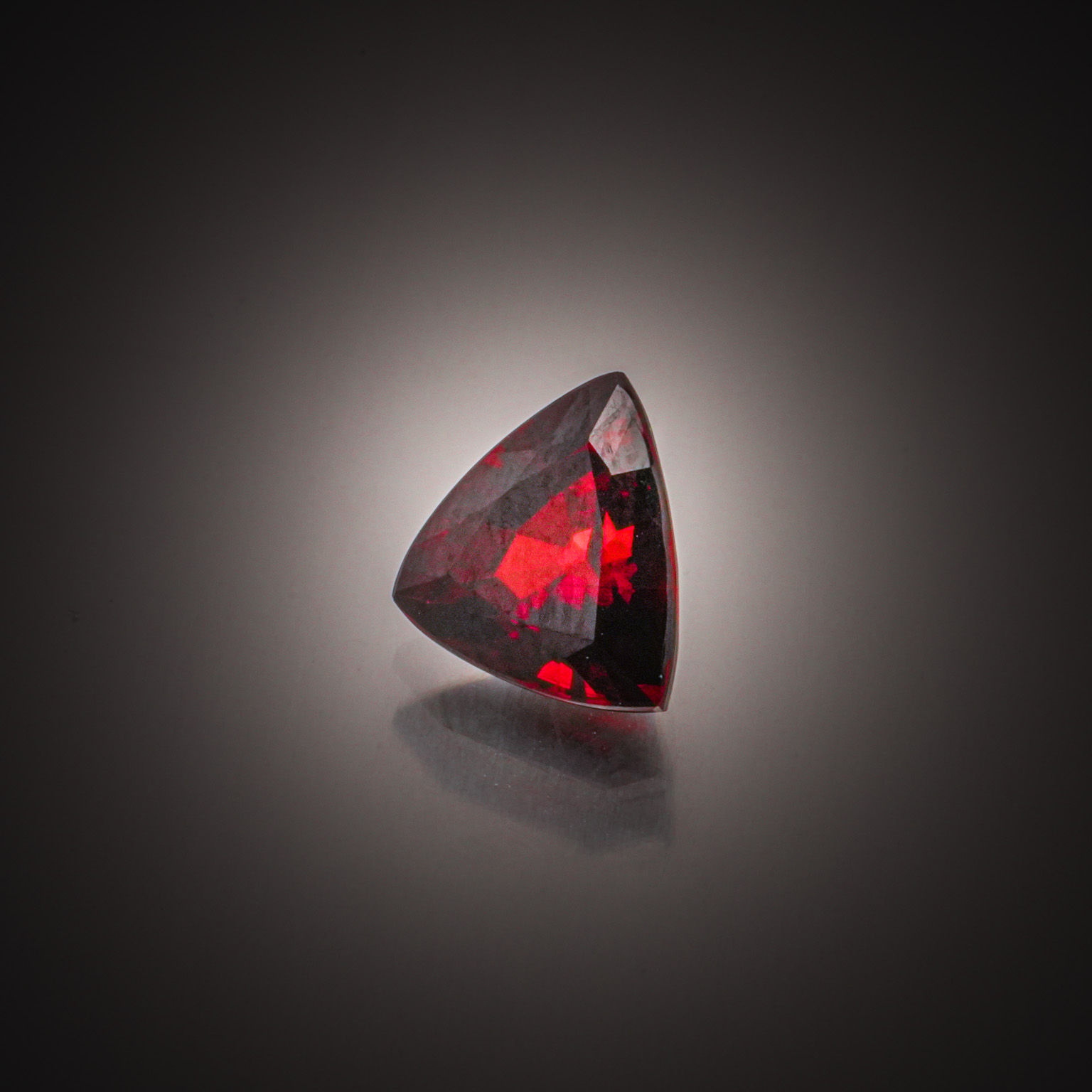 Tourmaline verte ovale sur papier. - Lazuli