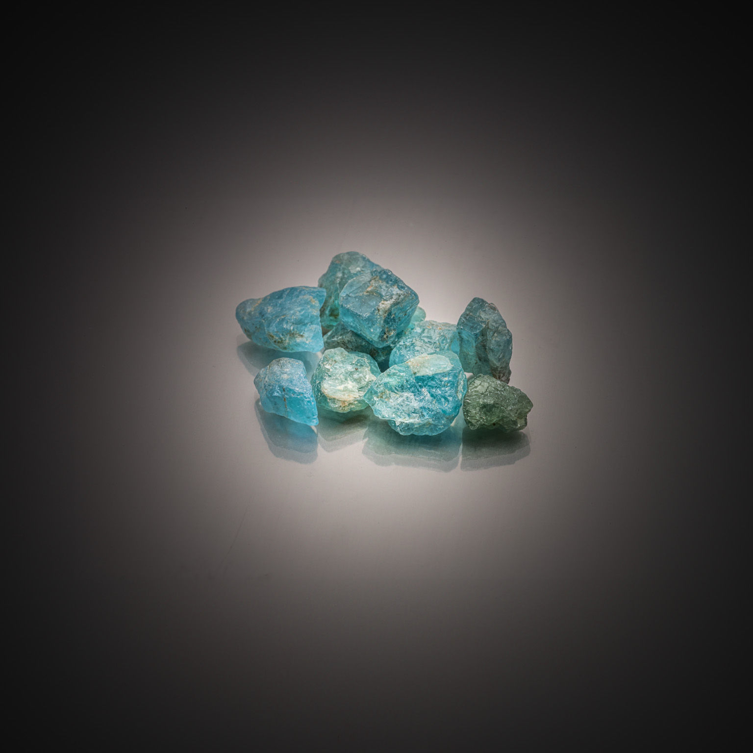 Lot de dix-neufs apatites bleues/vertes brutes sur papier. - Lazuli
