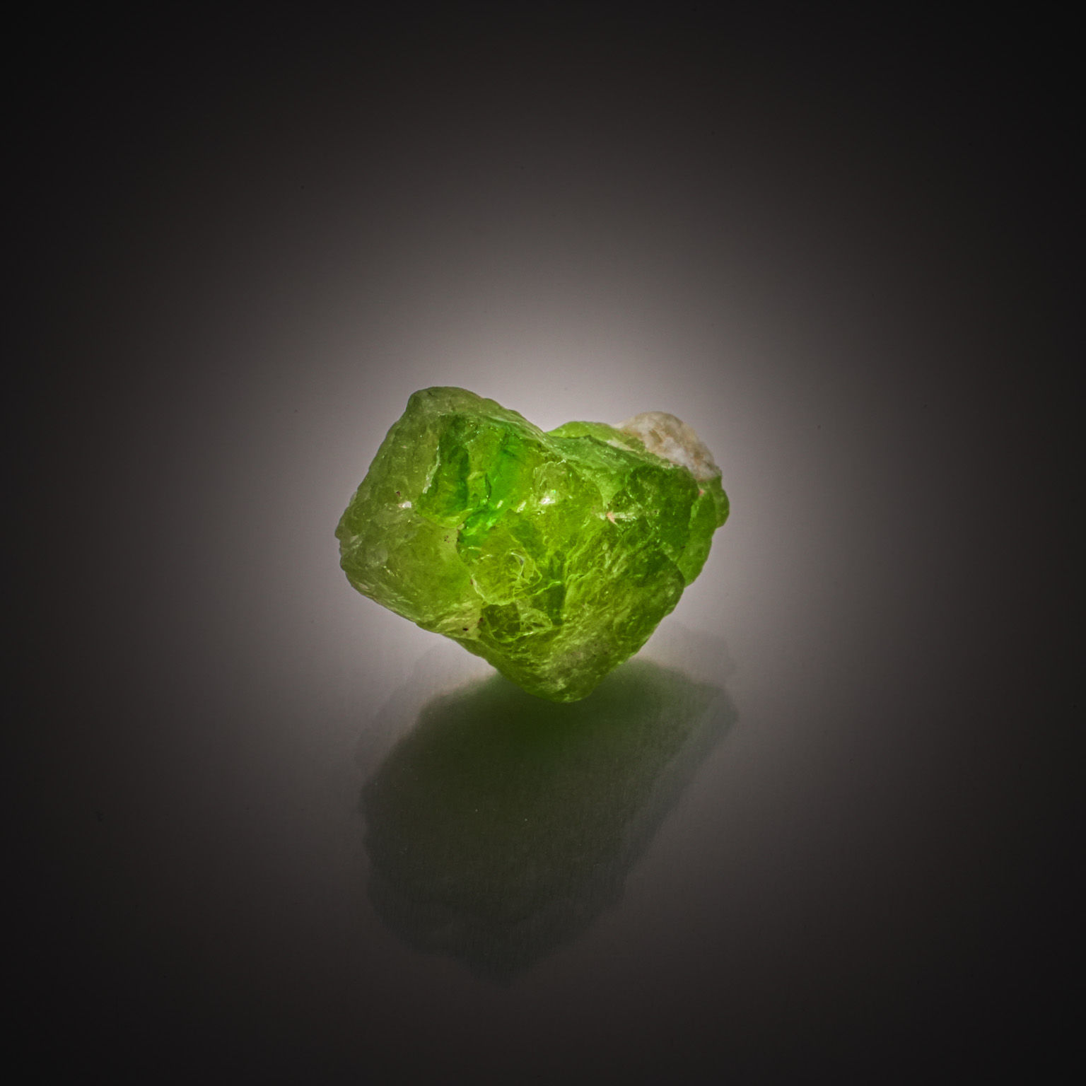 Grenat grossulaire brut sur papier. - Lazuli