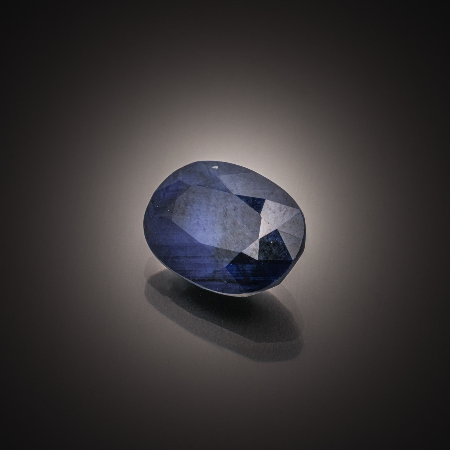 Saphir ovale sur papier. - Lazuli