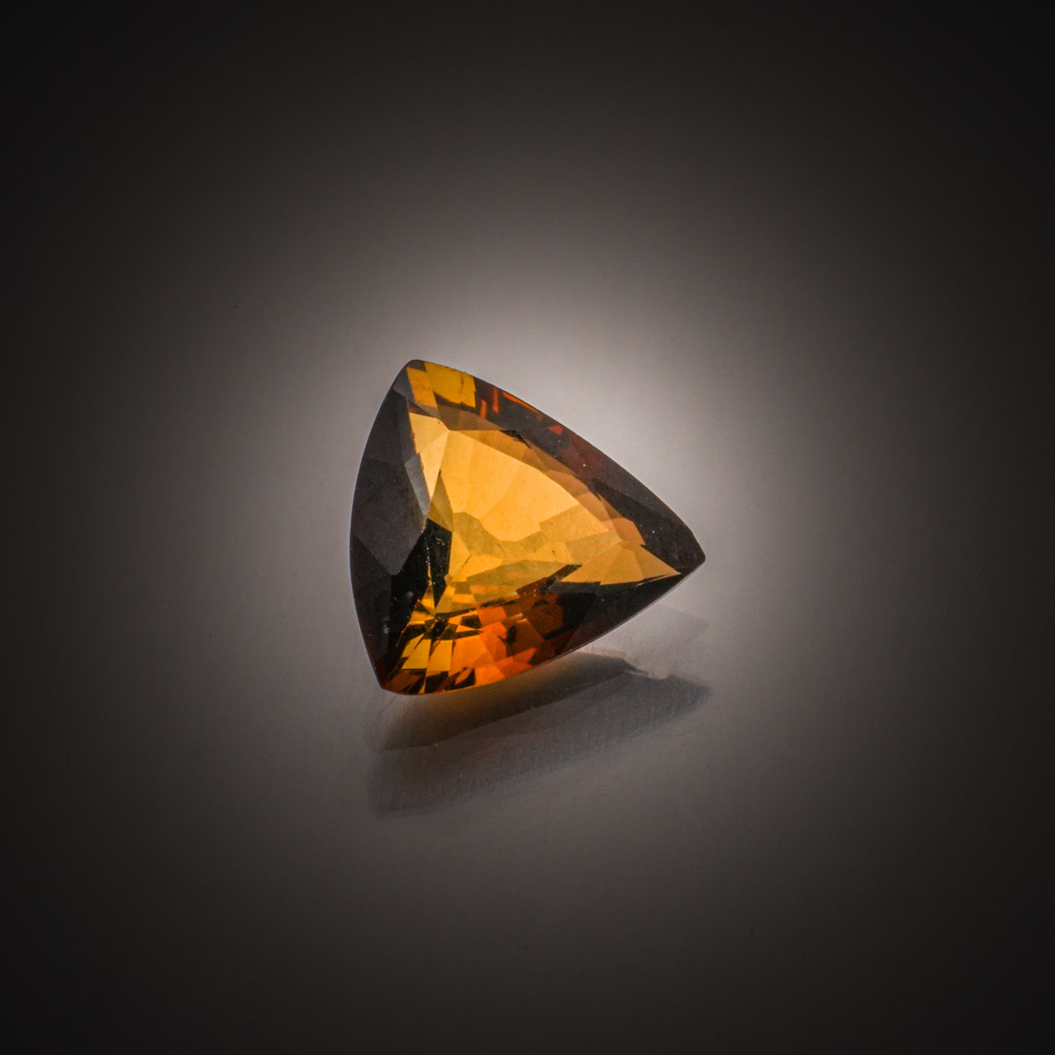 Grenat hessonite ovale sur papier. - Lazuli