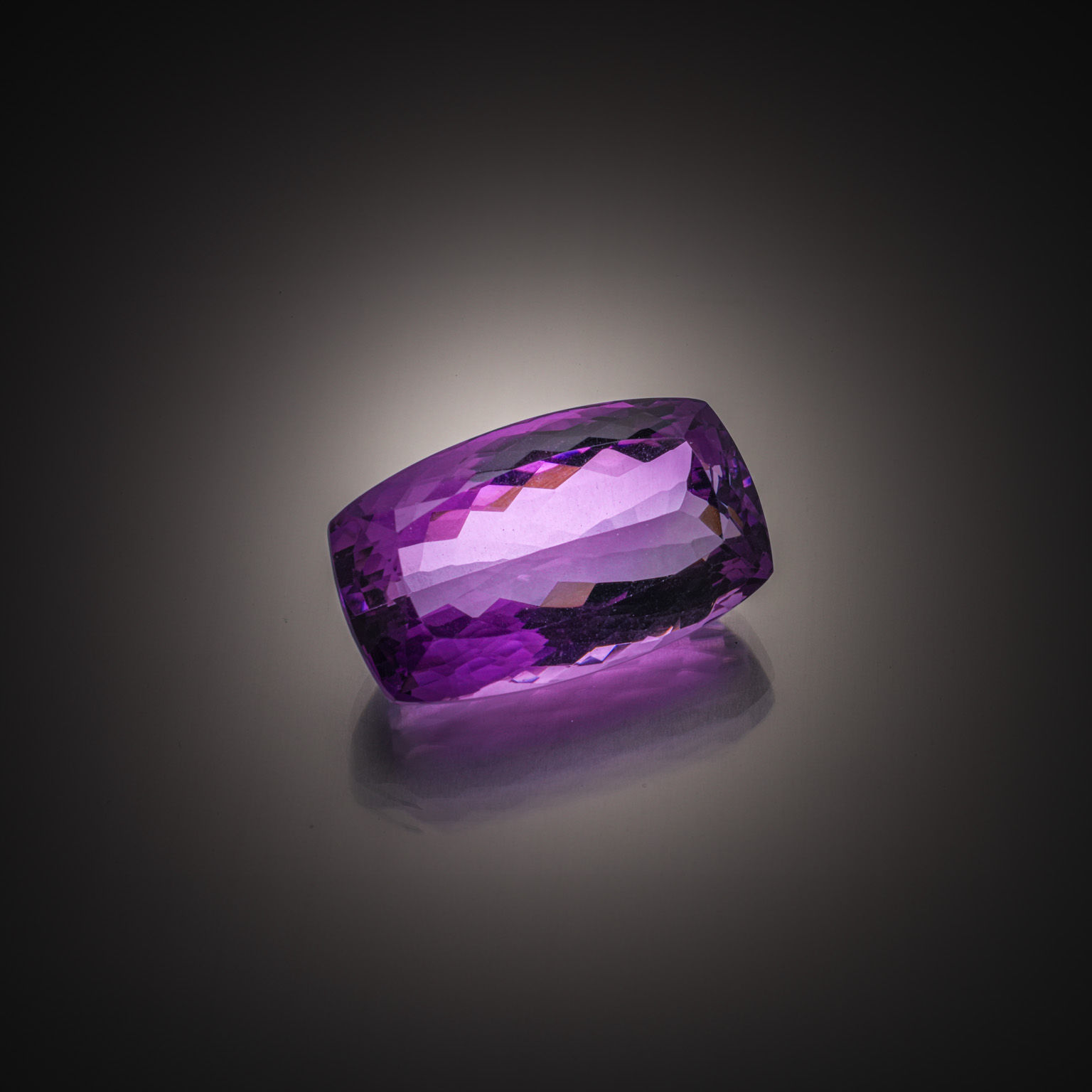 Grenat rhodolite ovale sur papier. - Lazuli