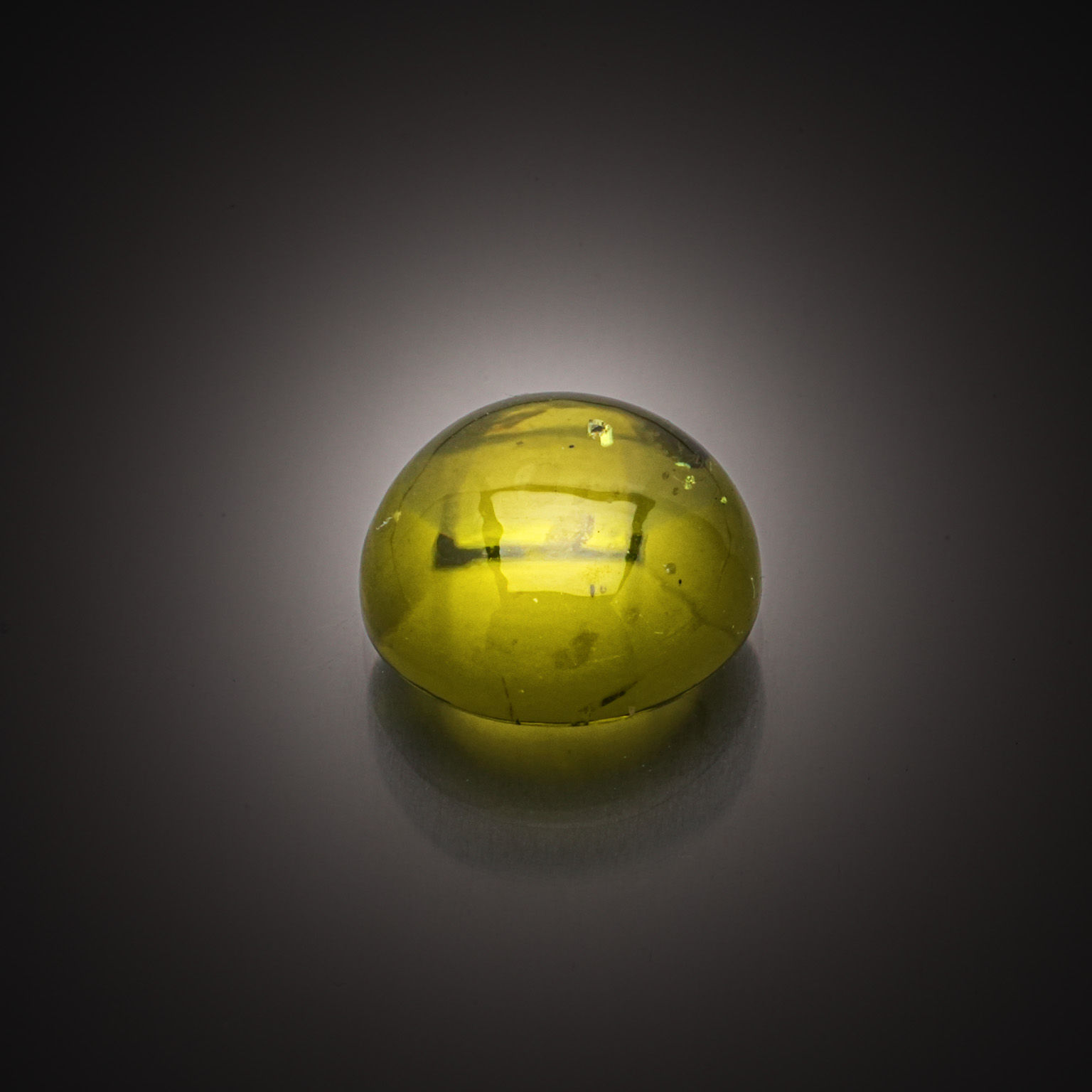 Peridot coussin sur papier. - Lazuli