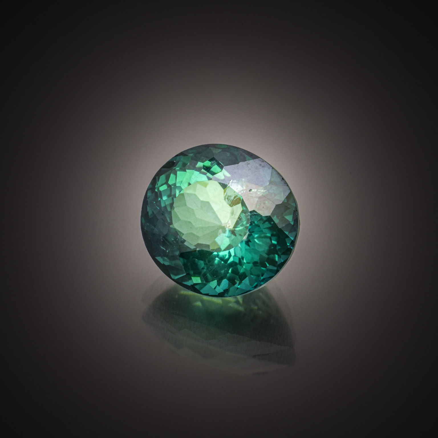 Topaze verte sur papier. - Lazuli