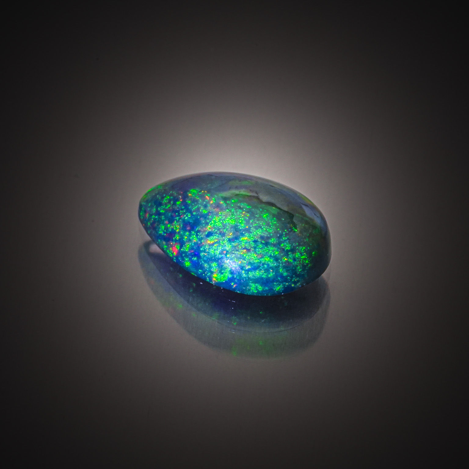 Saphir étoilé ovale cabochon sur papier. - Lazuli