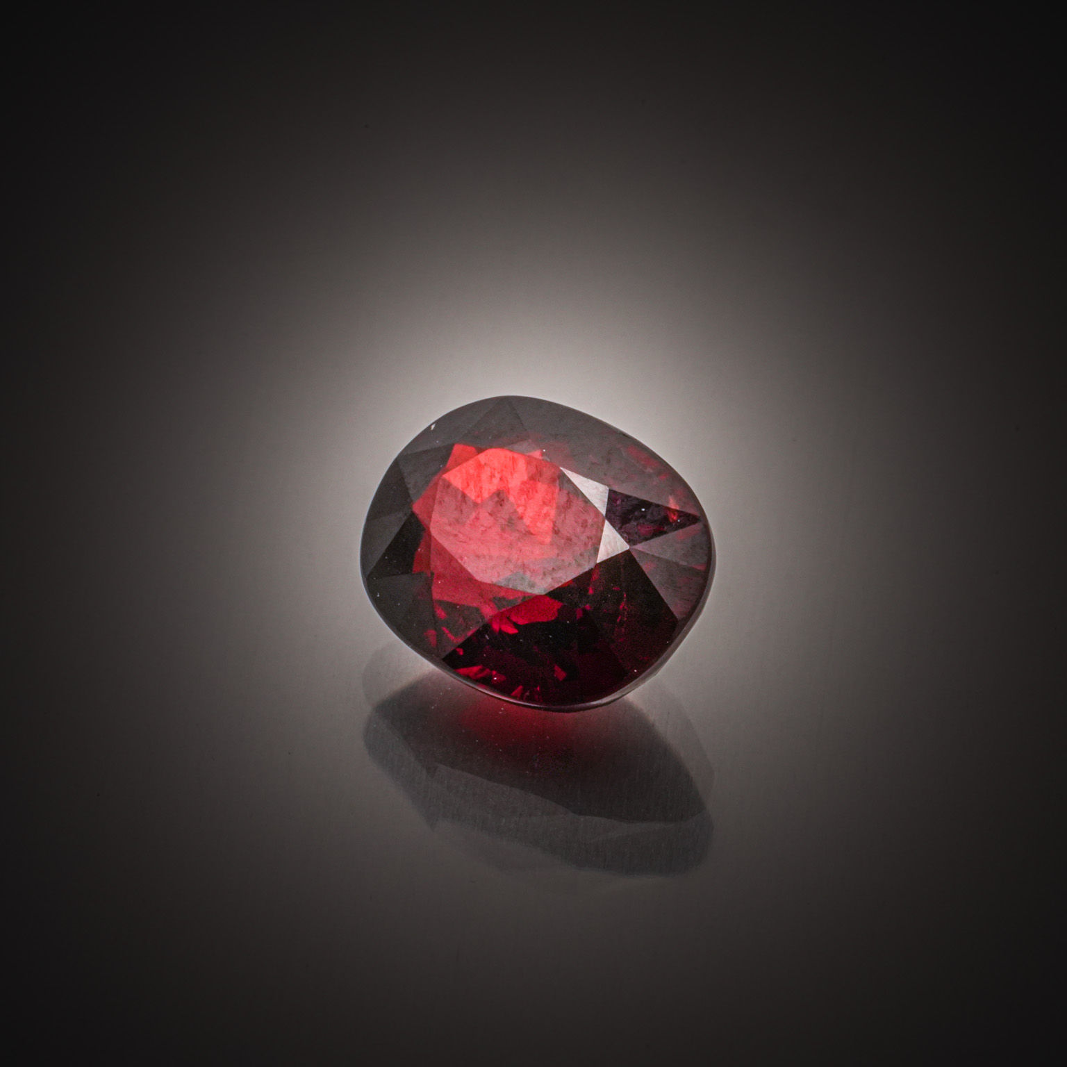 Grenat rhodolite ovale sur papier. - Lazuli