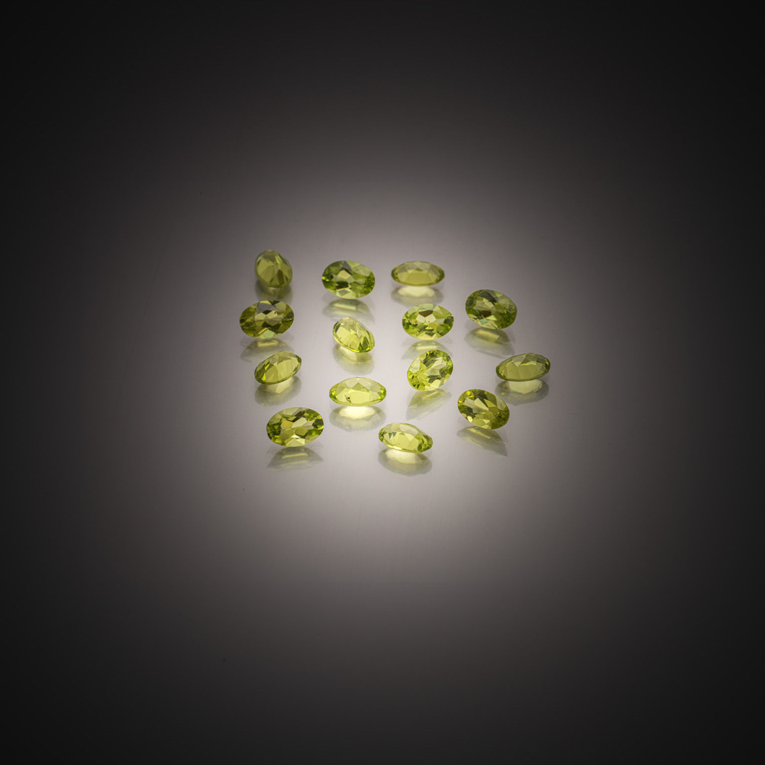 Topaze verte sur papier. - Lazuli