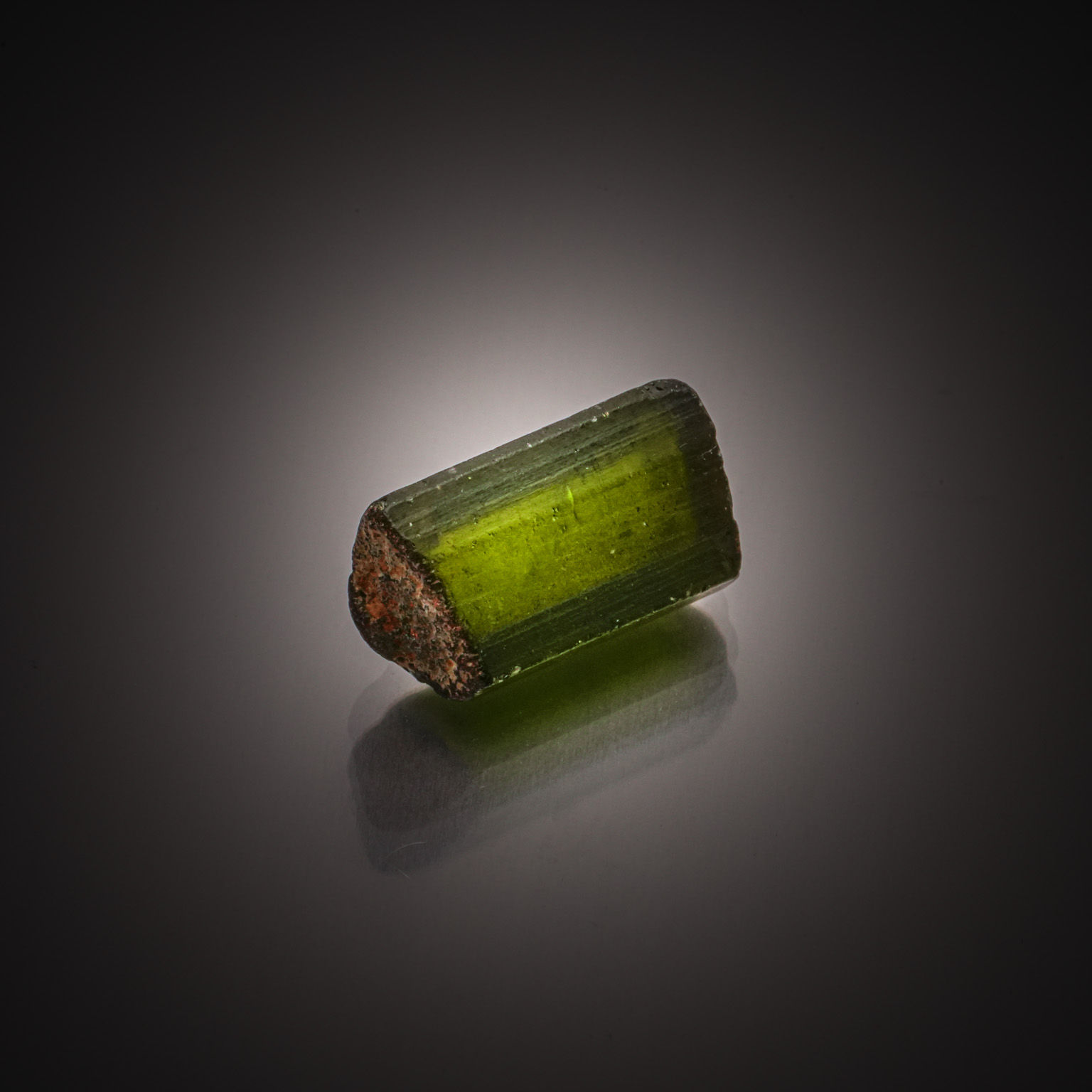 Opale poire cabochon sur papier. - Lazuli