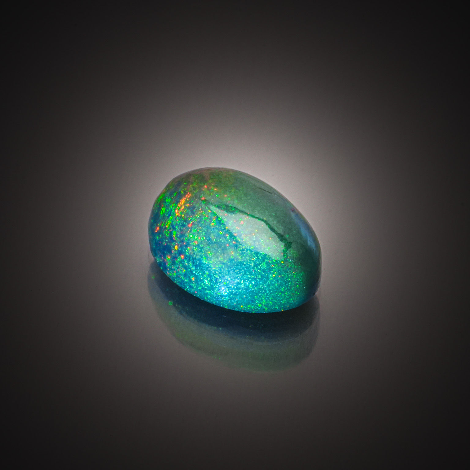 Saphir jaune poire sur papier. - Lazuli