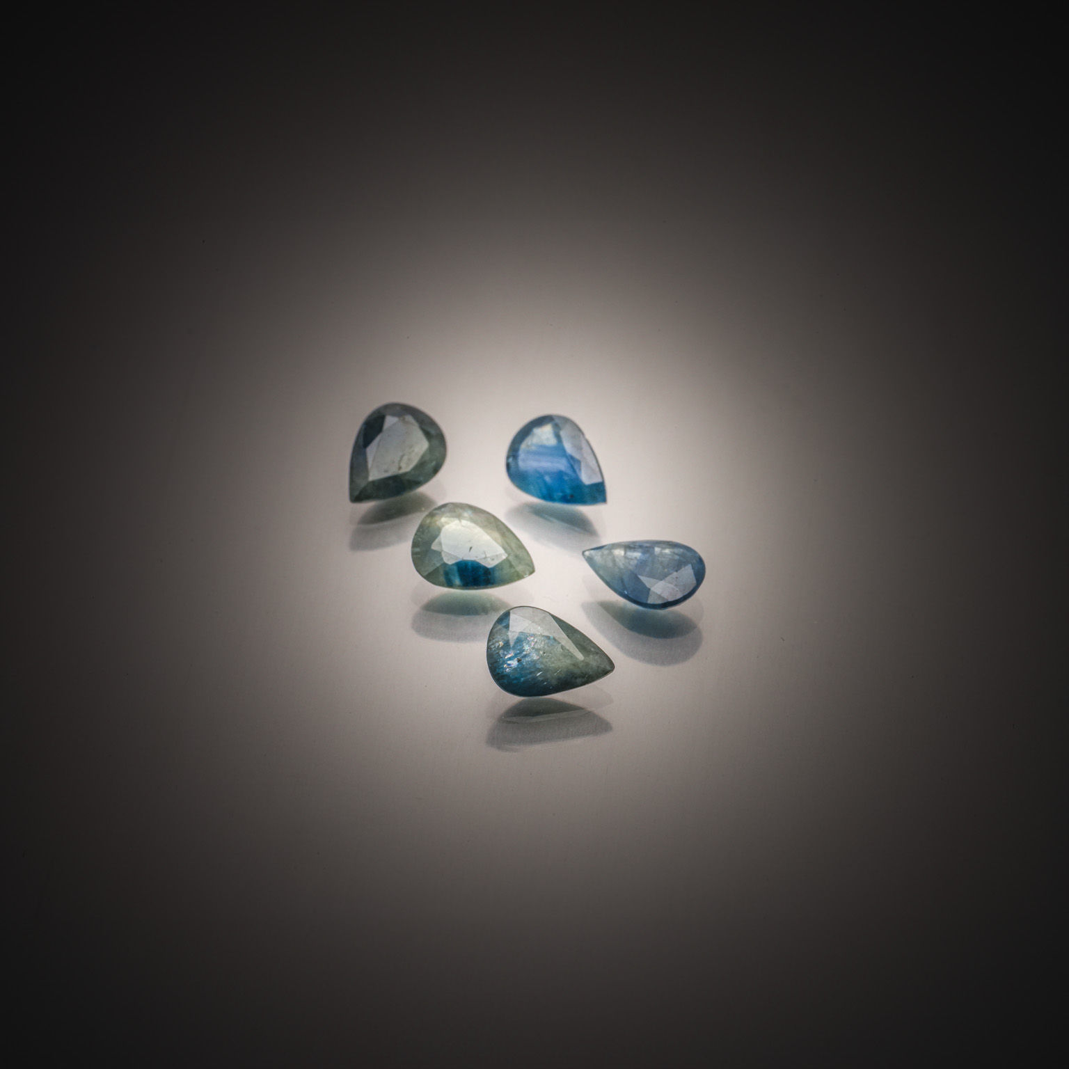 Labradorite ovale cabochon sur papier. - Lazuli
