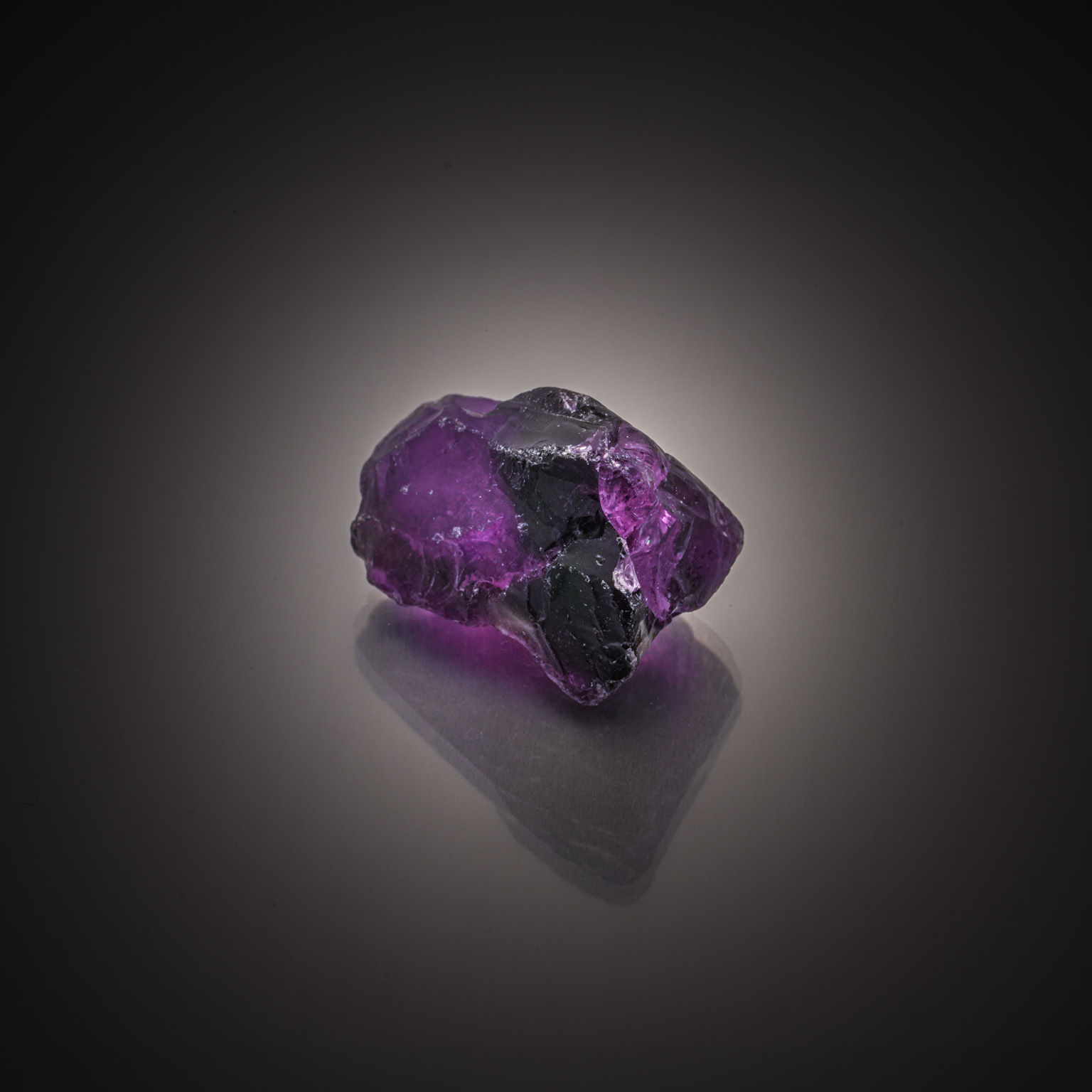 Tourmaline verte ovale sur papier. - Lazuli