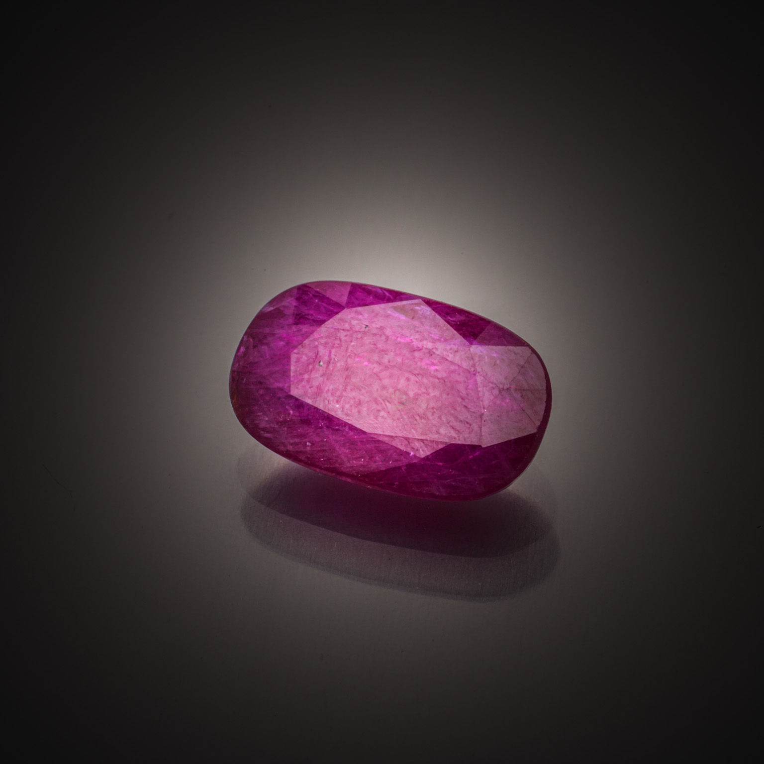 Grenat rhodolite octogonale sur papier. - Lazuli