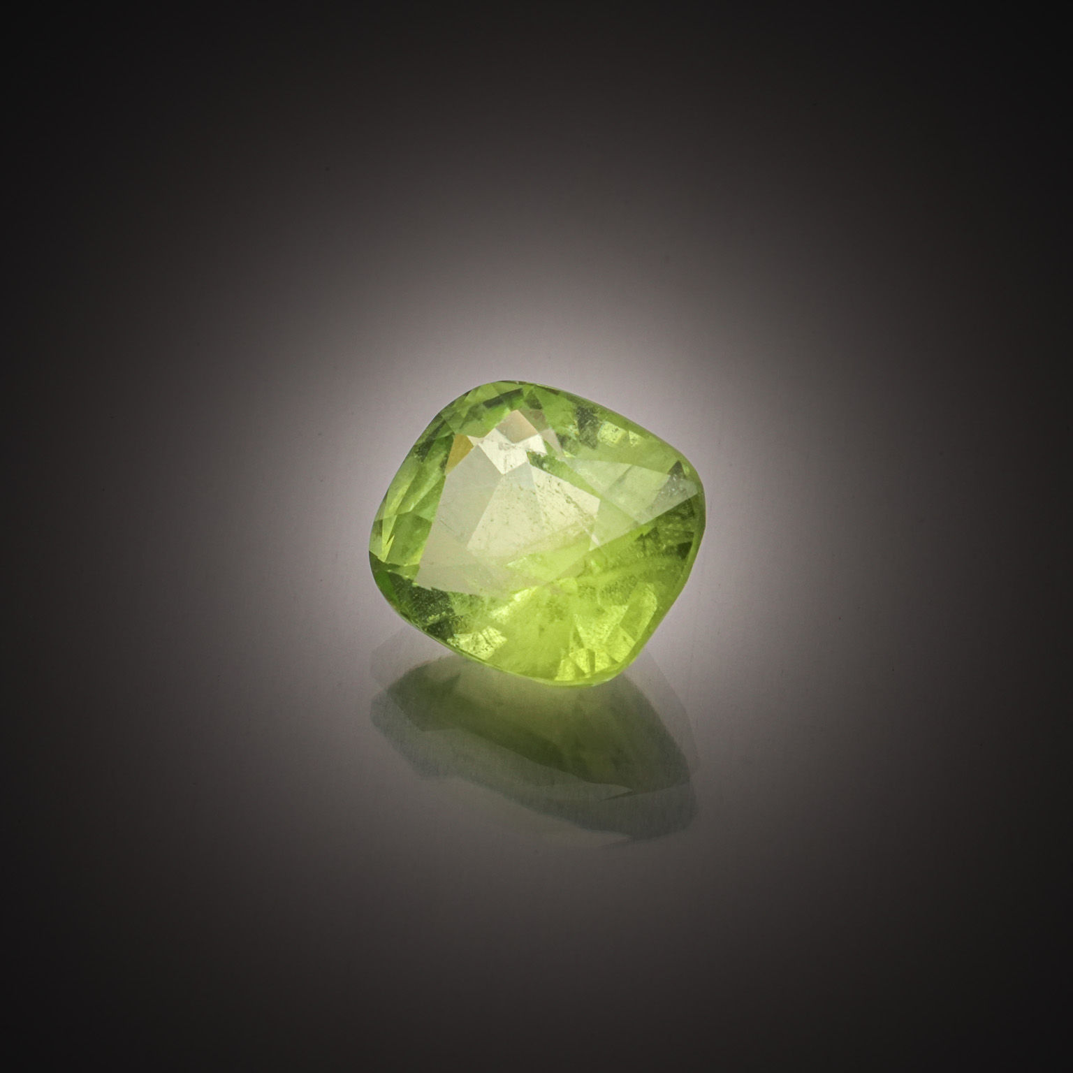Peridot coussin sur papier. - Lazuli