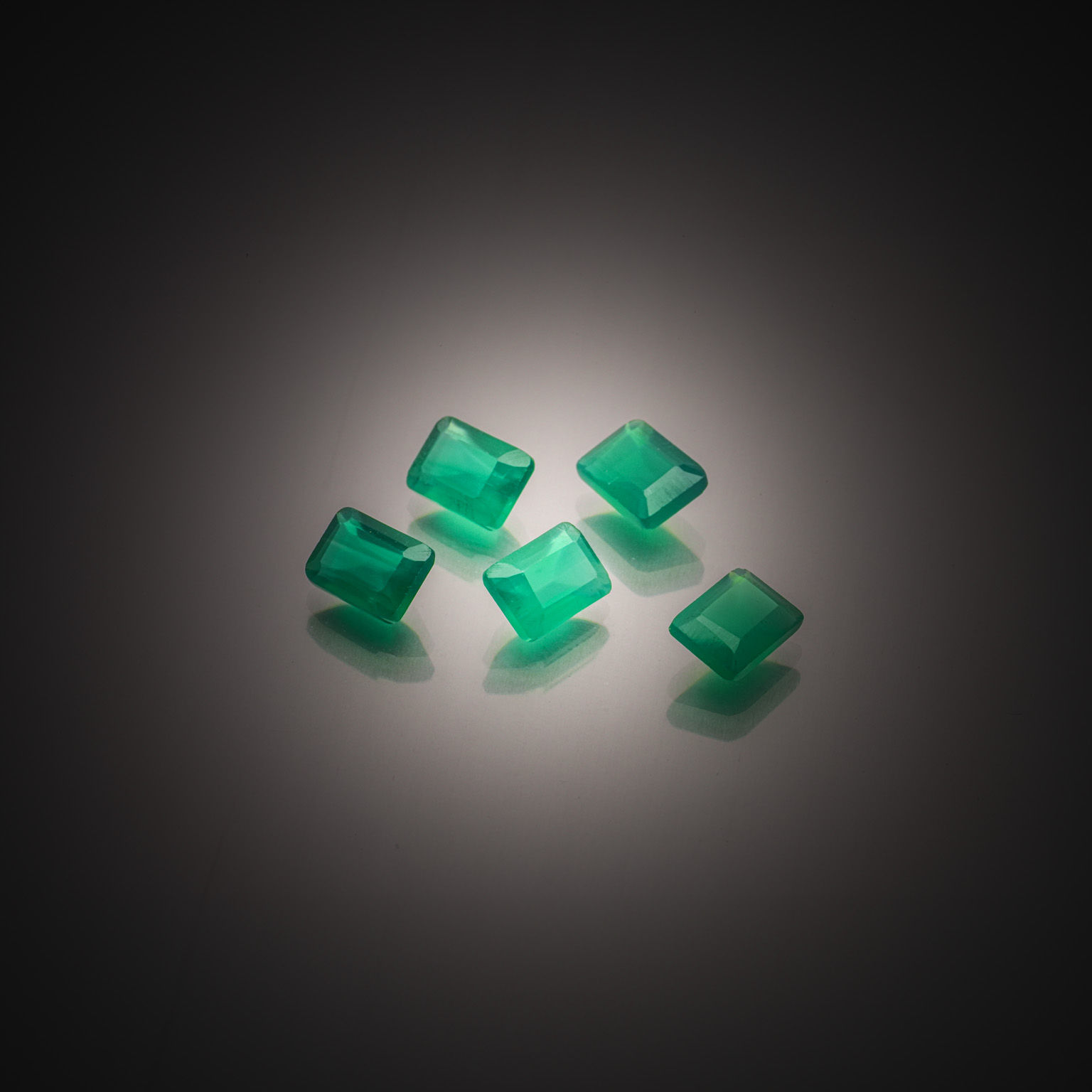 Tourmaline verte octogonale sur papier. - Lazuli