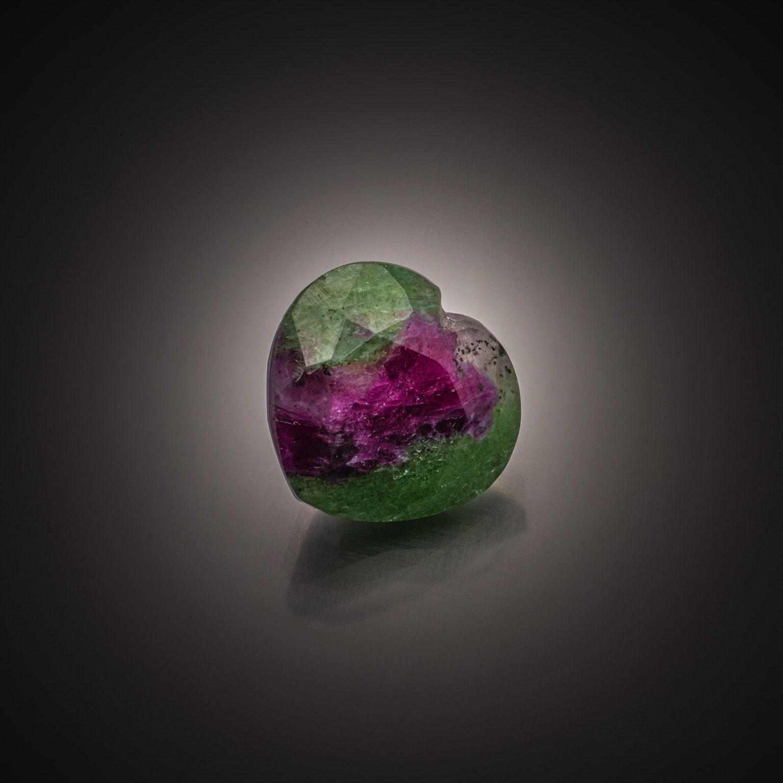 Tourmaline verte brute sur papier. - Lazuli