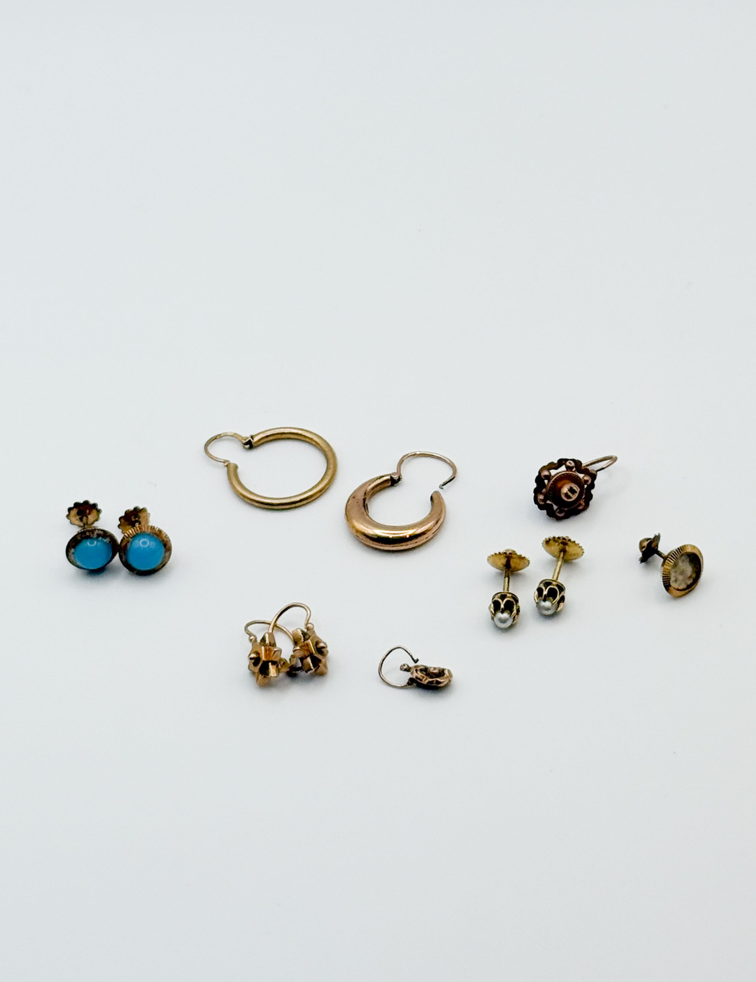 Broche ronde en or jaune (750 millièmes) ornée d&rsquo;une miniature en porcelaine représentant le portrait d&rsquo;une élégante polychromé, dans un entourage alternant diamants taille ancienne et perles. - Lazuli