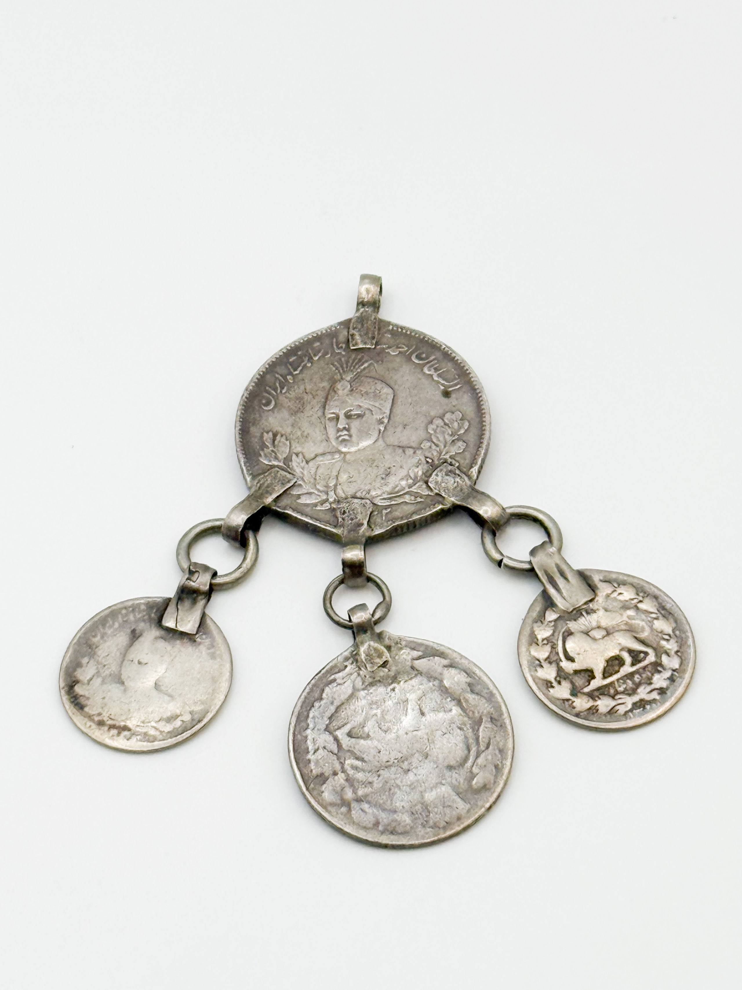 Lot d&rsquo;or jaune (375 millièmes) comprenant trois médailles (une cassée) et une boucle d&rsquo;oreille. - Lazuli