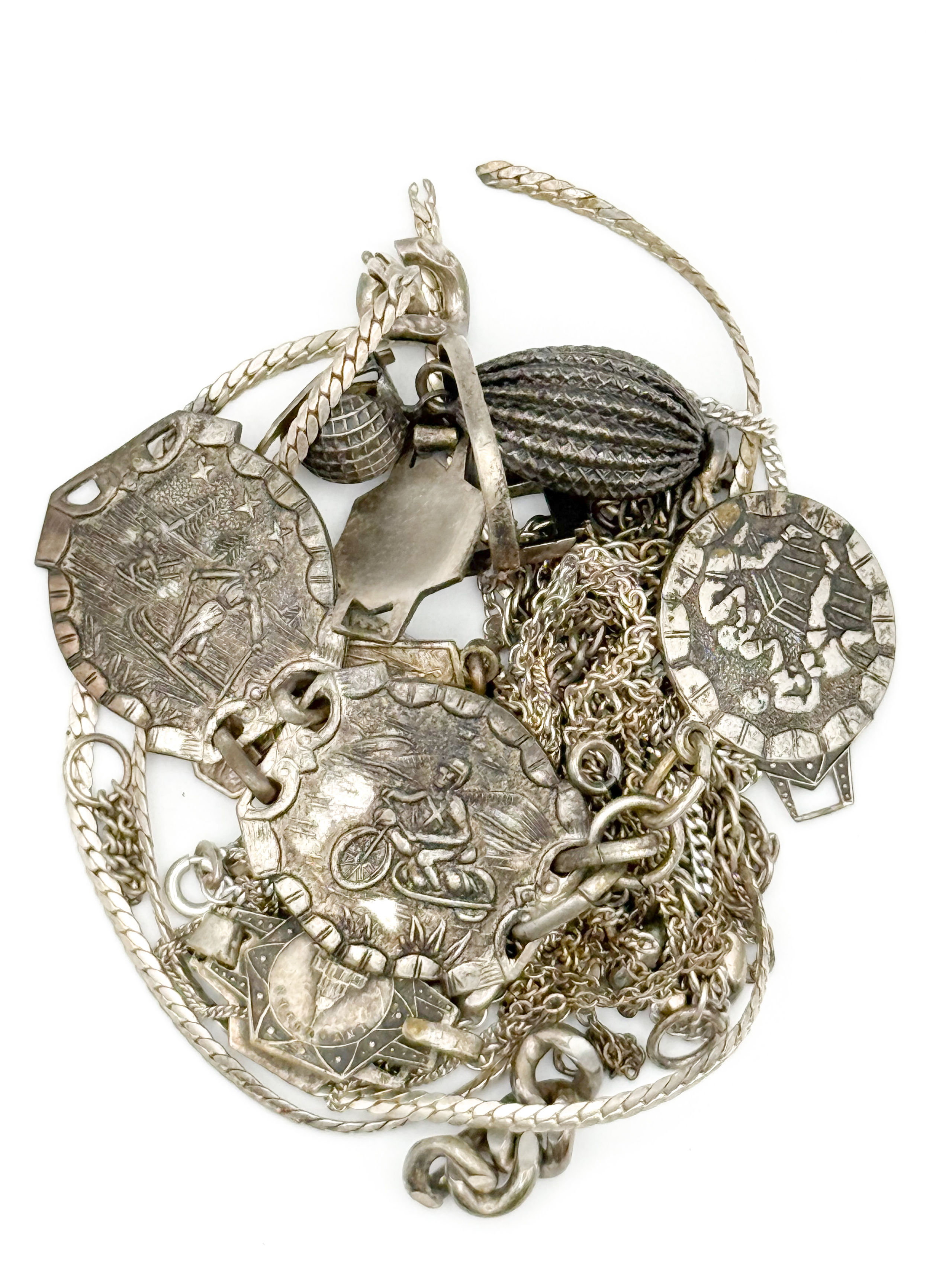 Lot de deux pendentifs en or jaune (585 et 750 millièmes) l&rsquo;un stylisant un bouddha l&rsquo;autre un disque de jadéite. - Lazuli