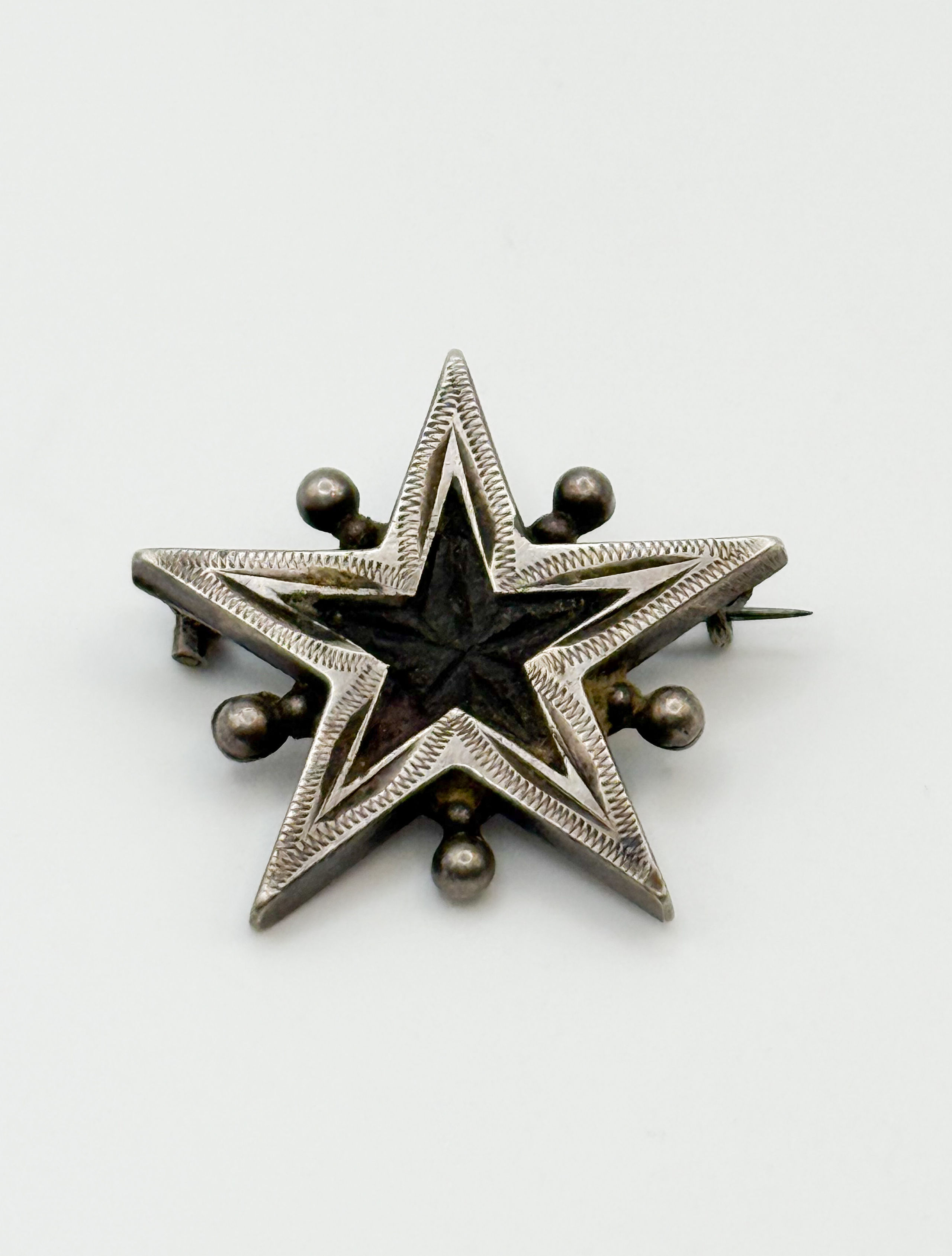 Broche ronde en or jaune (750 millièmes) ornée d&rsquo;une miniature en porcelaine représentant le portrait d&rsquo;une élégante polychromé, dans un entourage alternant diamants taille ancienne et perles. - Lazuli