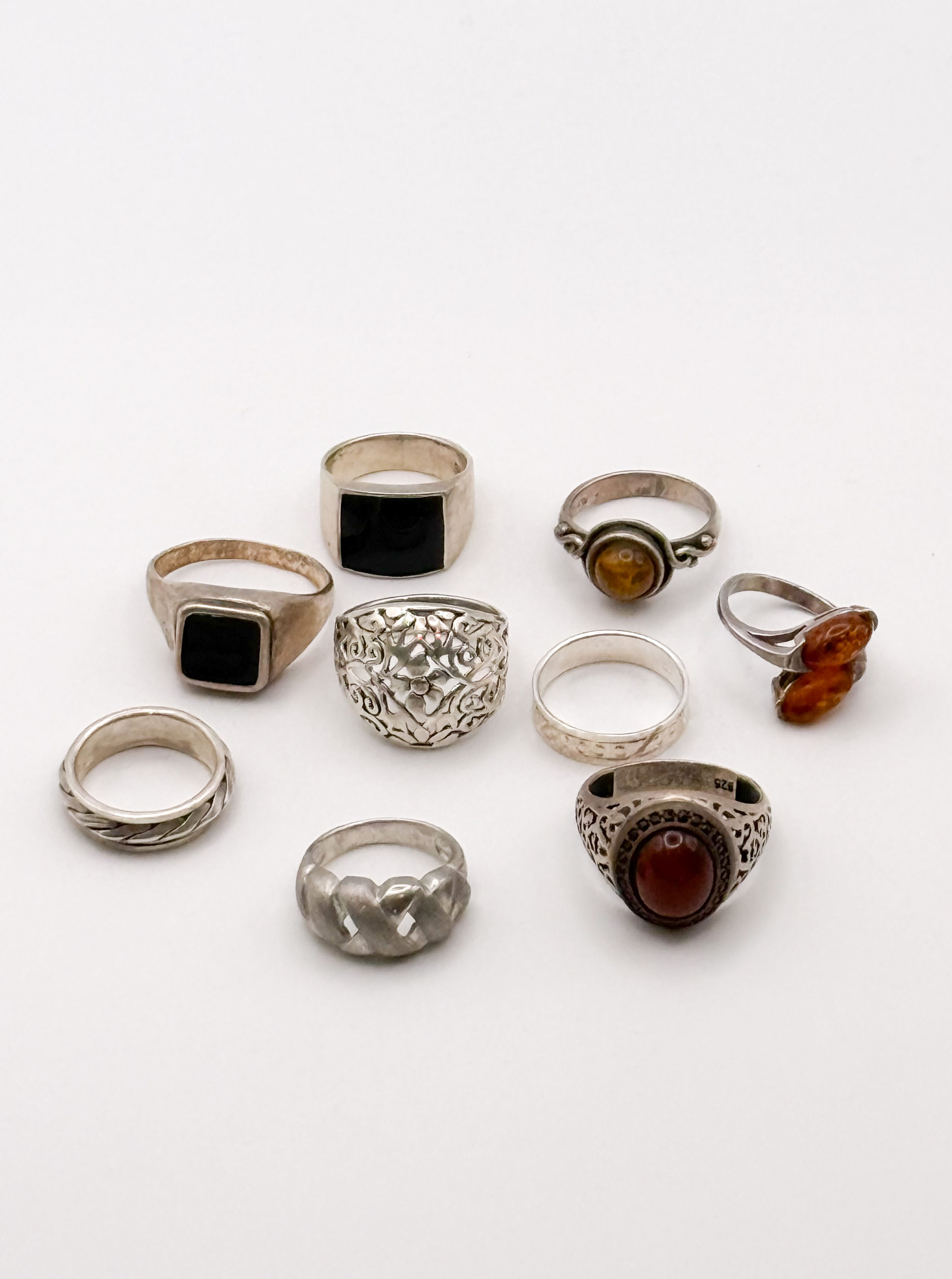 Bague en or (375 millièmes) centrée d&rsquo;une émeraude épaulée de deux péridots ovales et de deux diamants ronds. - Lazuli