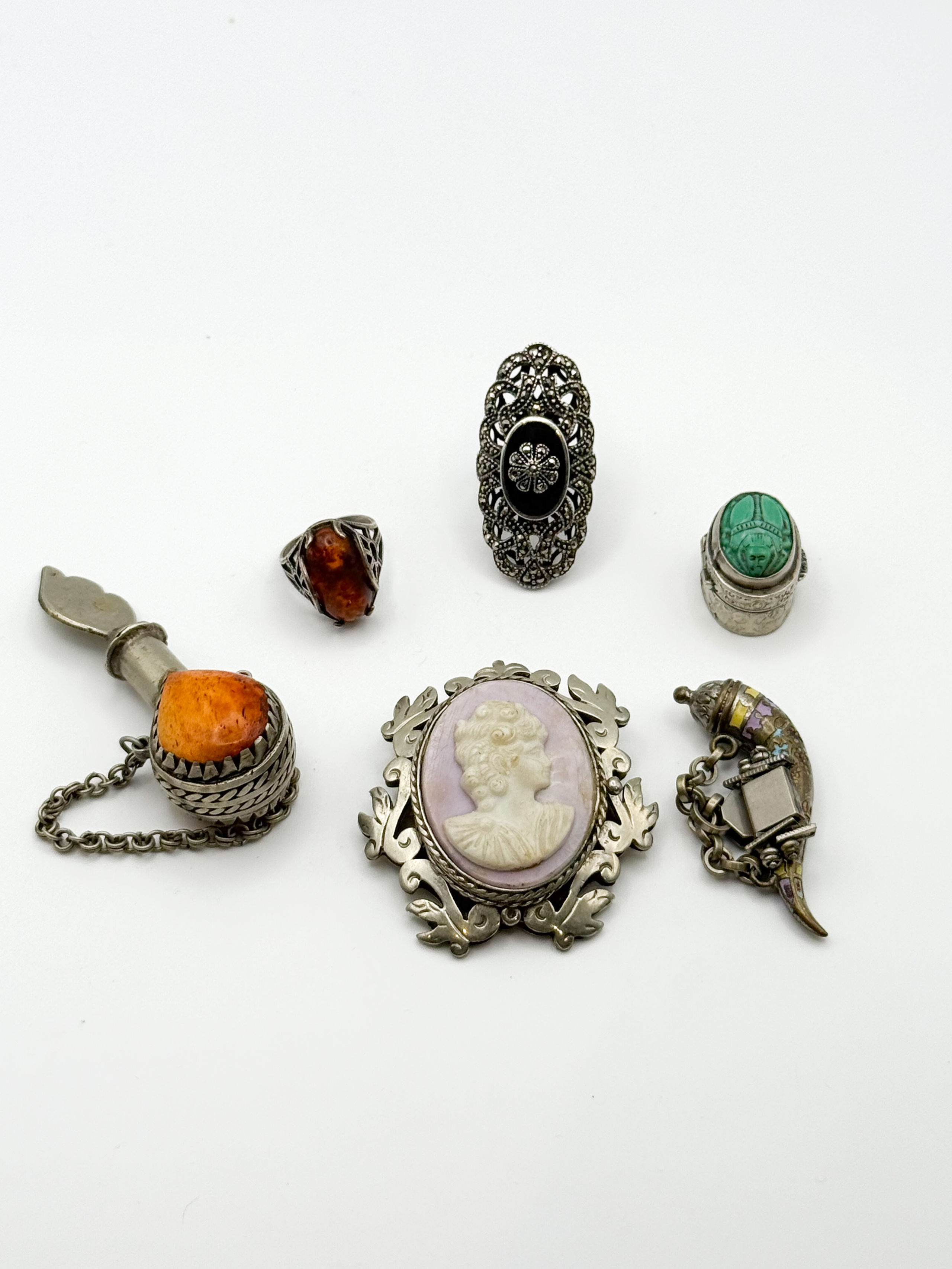 Broche ajourée en or jaune (750 millièmes) et argent à décor de volutes et ornée de diamants tailles ancienne. - Lazuli