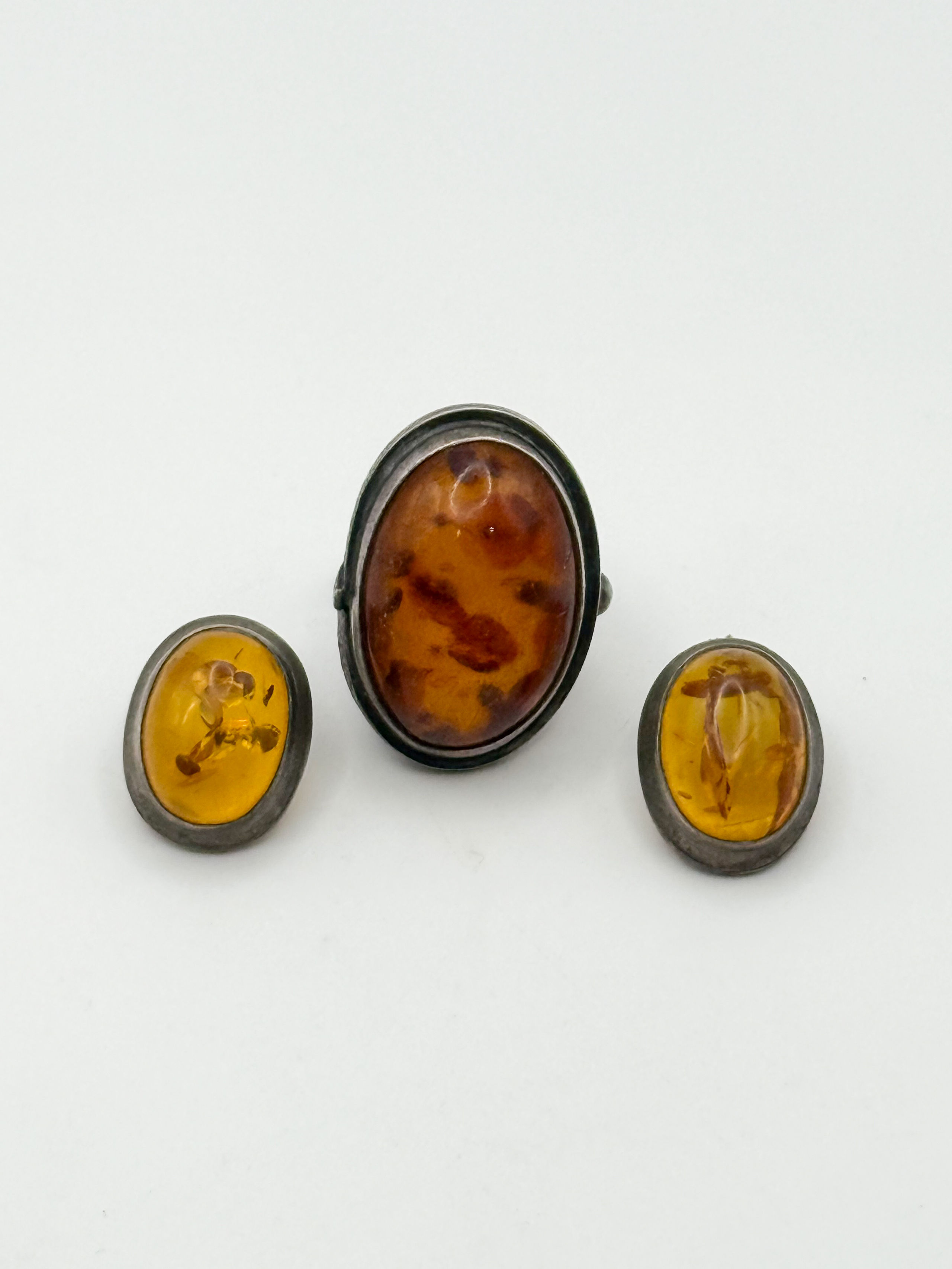 Broche ovale en or jaune (750 millièmes) ornée d&rsquo;une miniature sur porcelaine représentant un noble en buste. - Lazuli