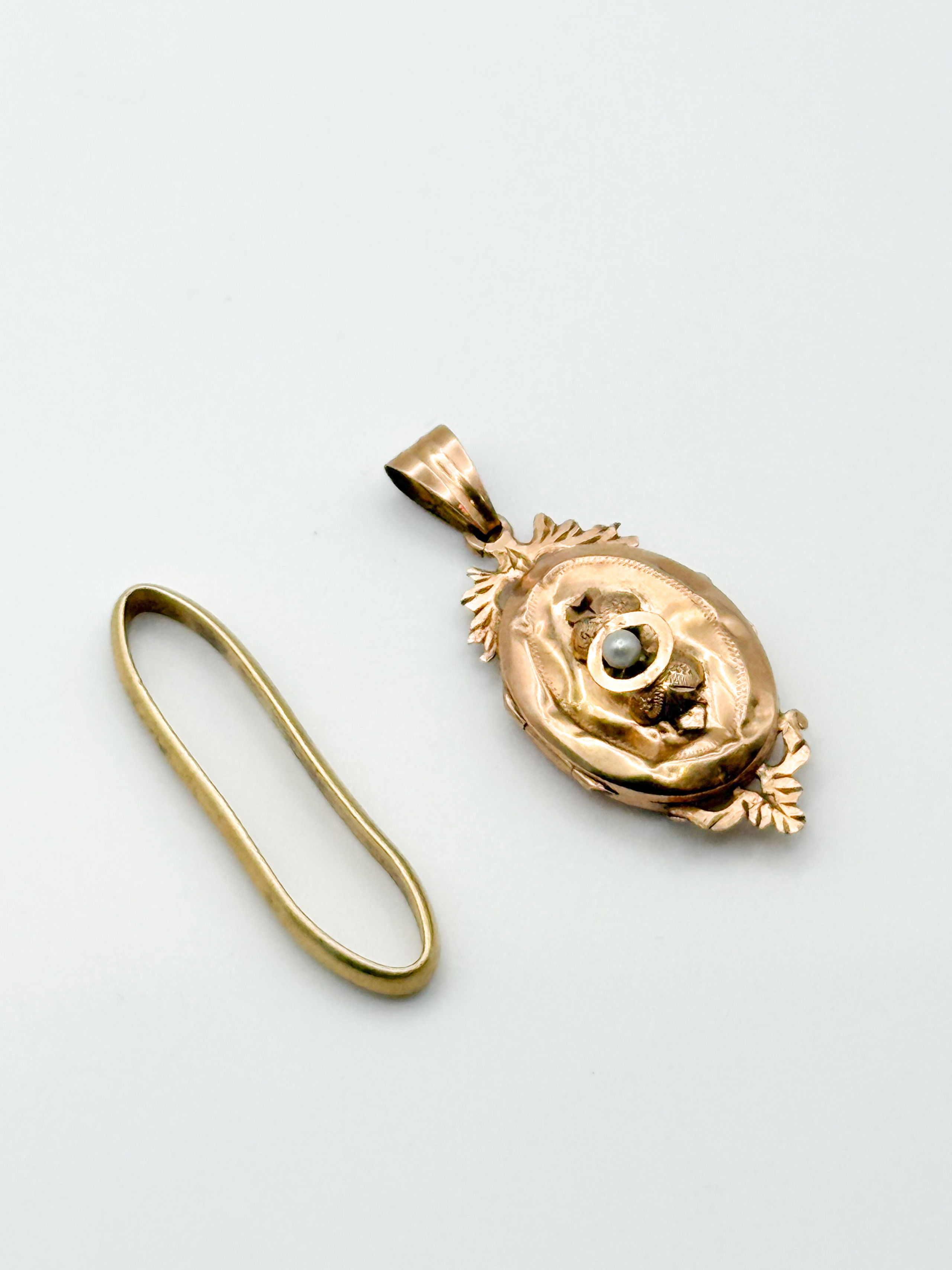Pendentif en or jaune (750 millièmes) orné d&rsquo;un disque de jadéite et d&rsquo;une diamant rond brillant. - Lazuli