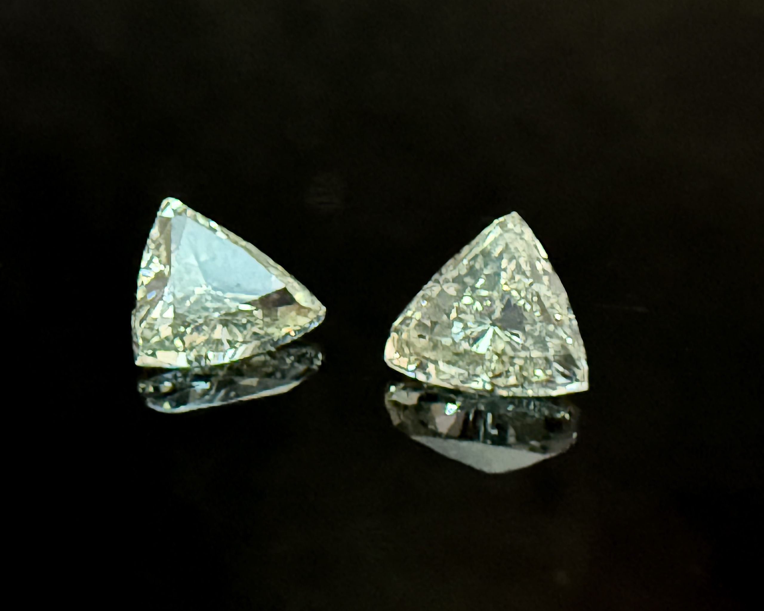 Appairage de diamants jaunes trillion sur papier. - Lazuli