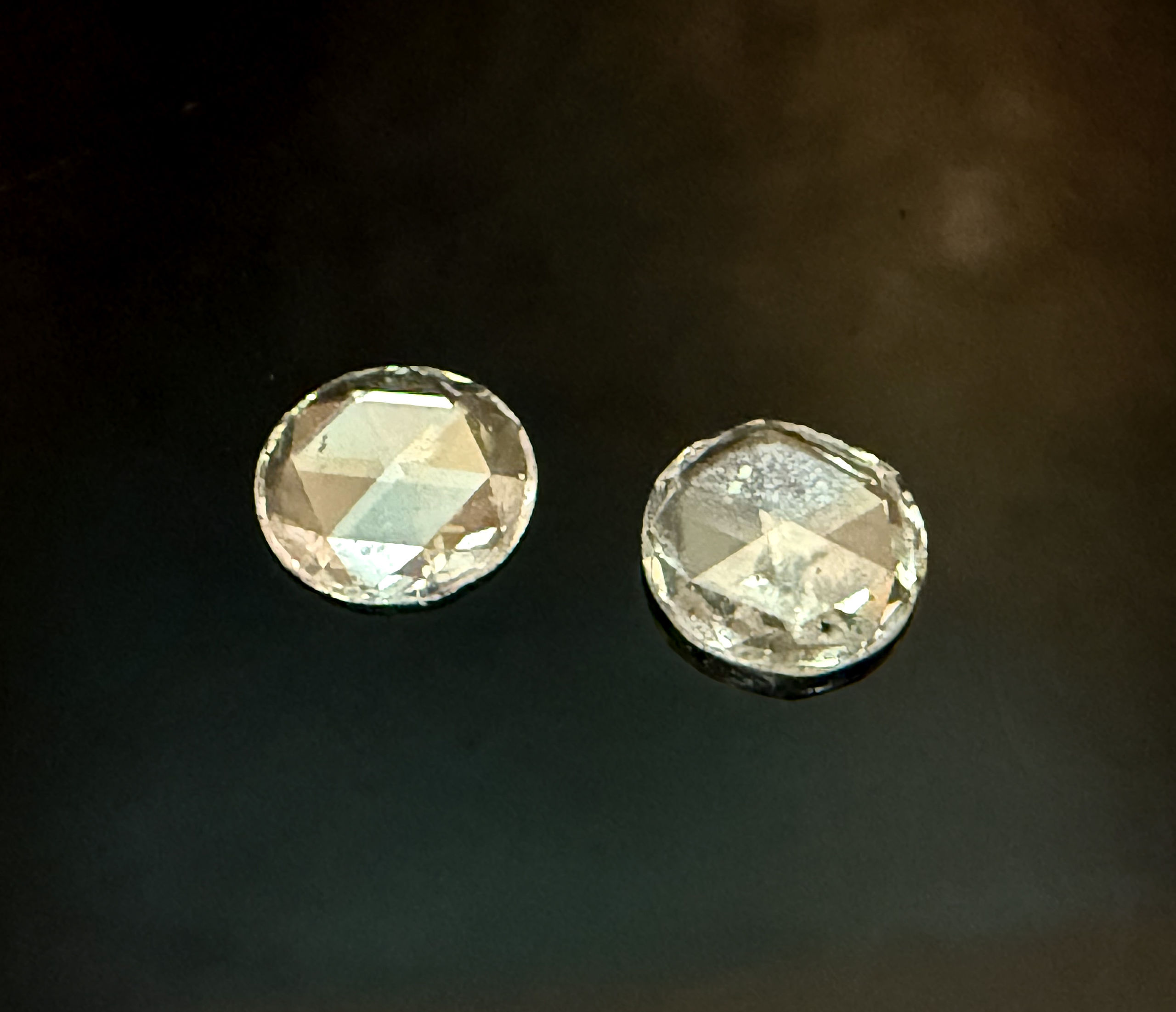 Appairage de diamants ronds taille rose sur papier. - Lazuli