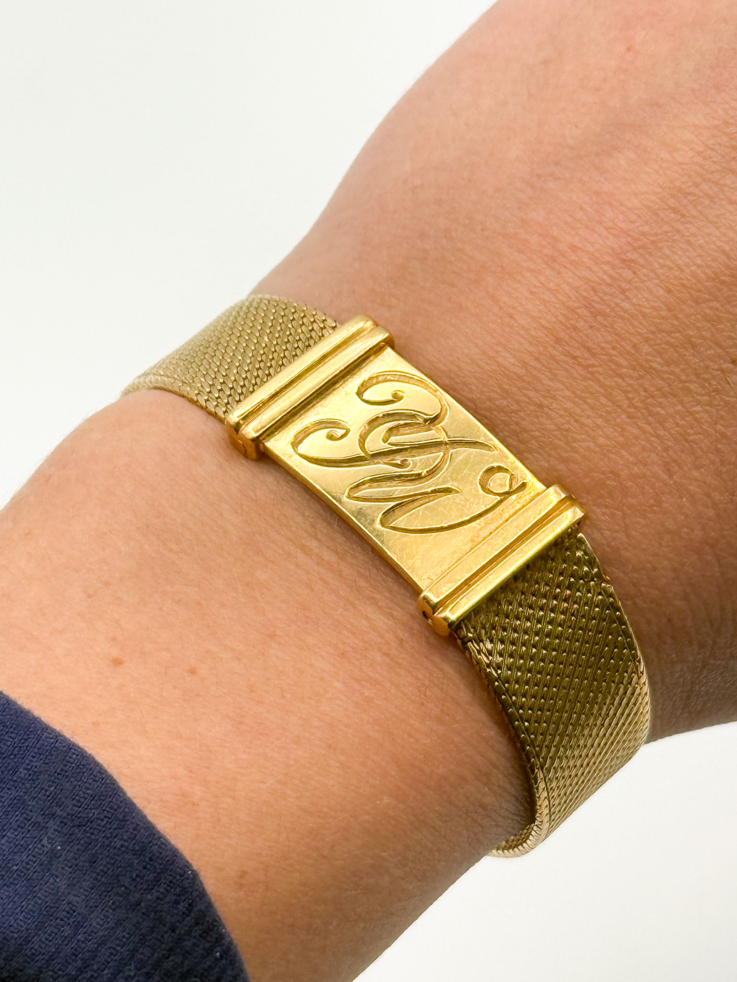 Bracelet articulé en or jaune (750 millièmes) ornée d&rsquo;une plaque en or chiffrée « ML » - Lazuli