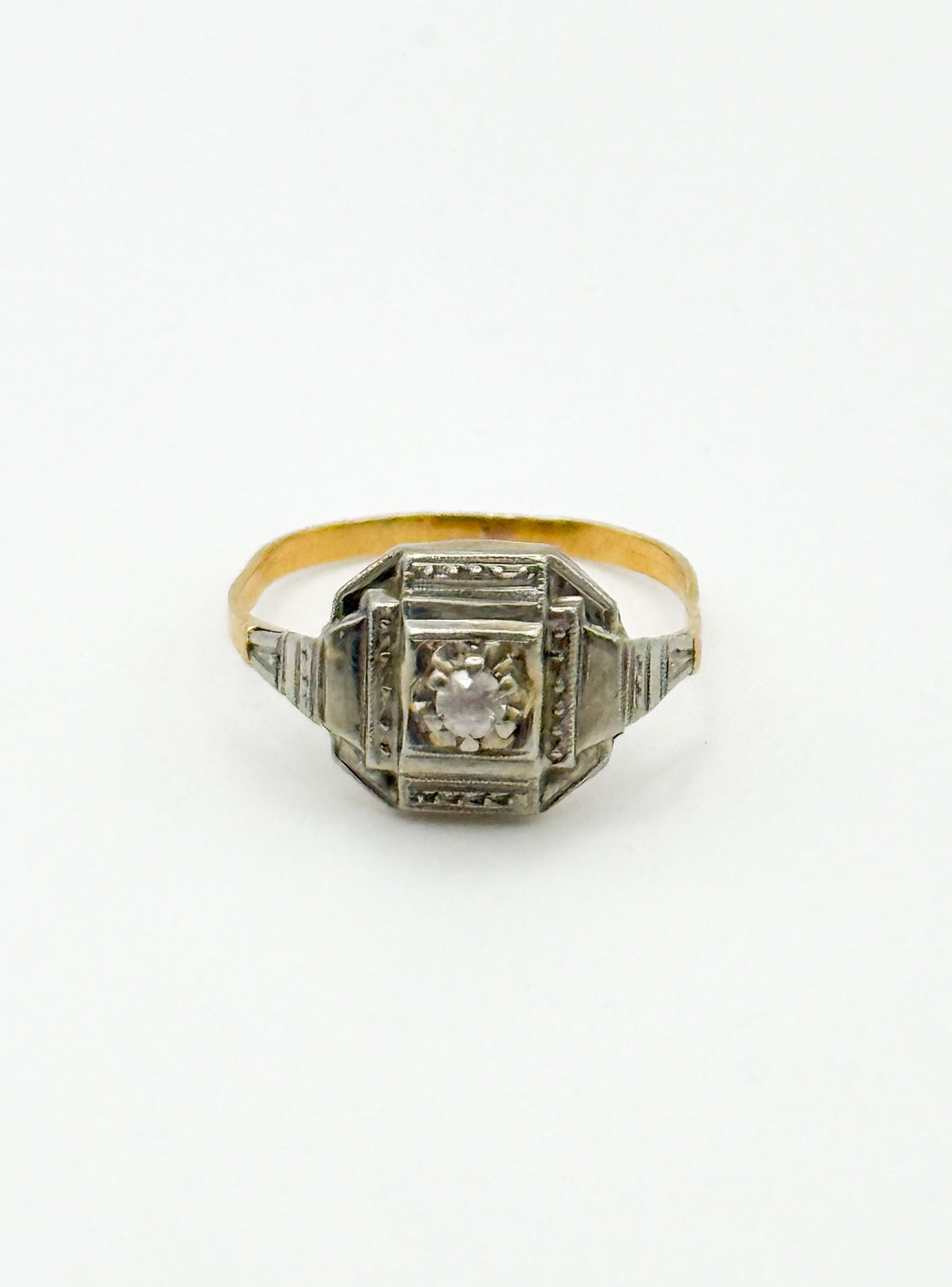 Bague en or jaune et gris (750 millièmes) ornée d&rsquo;une pierre blanche. - Lazuli