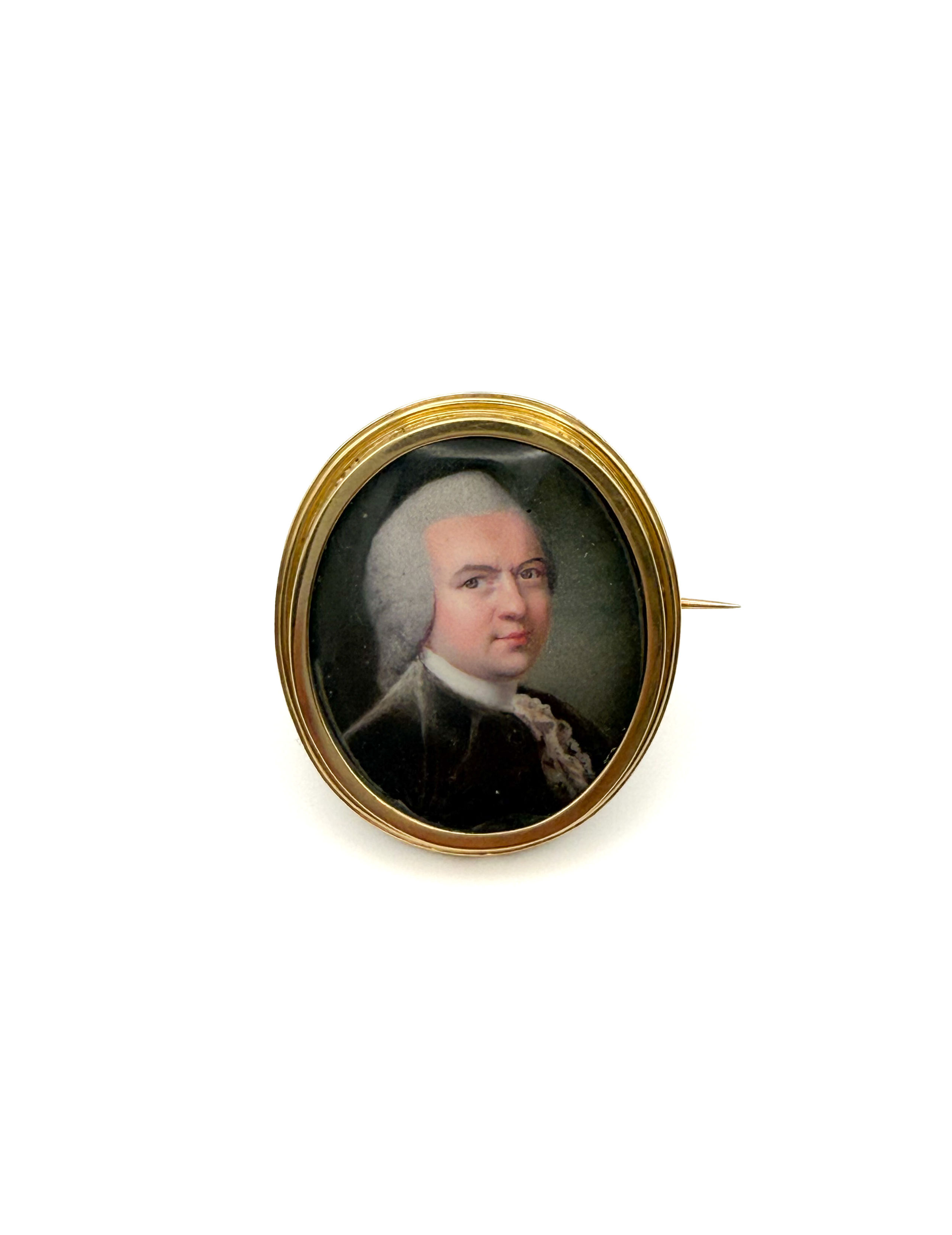 Broche ovale en or jaune (750 millièmes) ornée d&rsquo;une miniature sur porcelaine représentant un noble en buste. - Lazuli