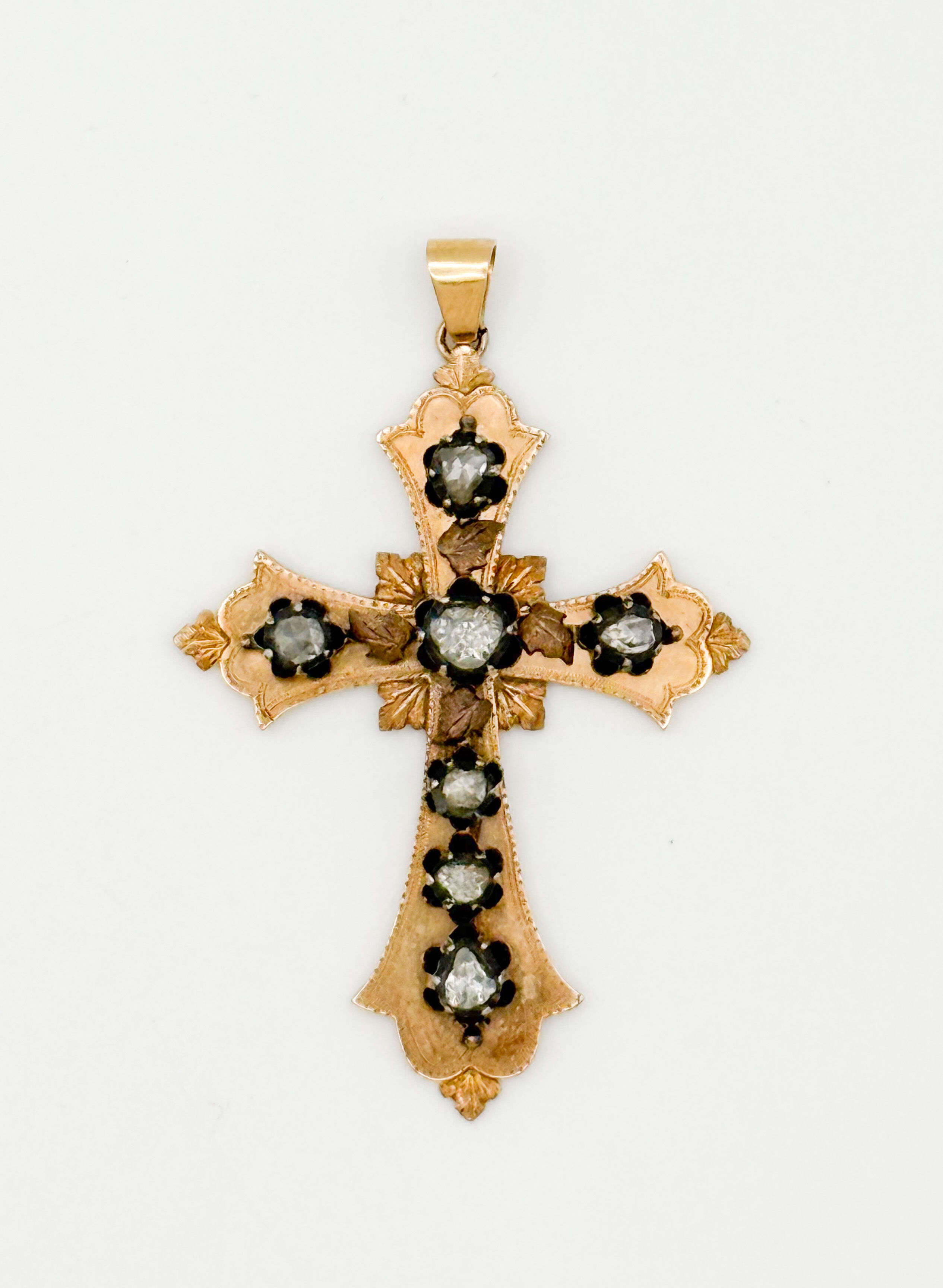 Importante croix en or jaune (750 millièmes) et argent ornée de sept diamants taillés en roses et à décor géométrique et feuillagé. - Lazuli