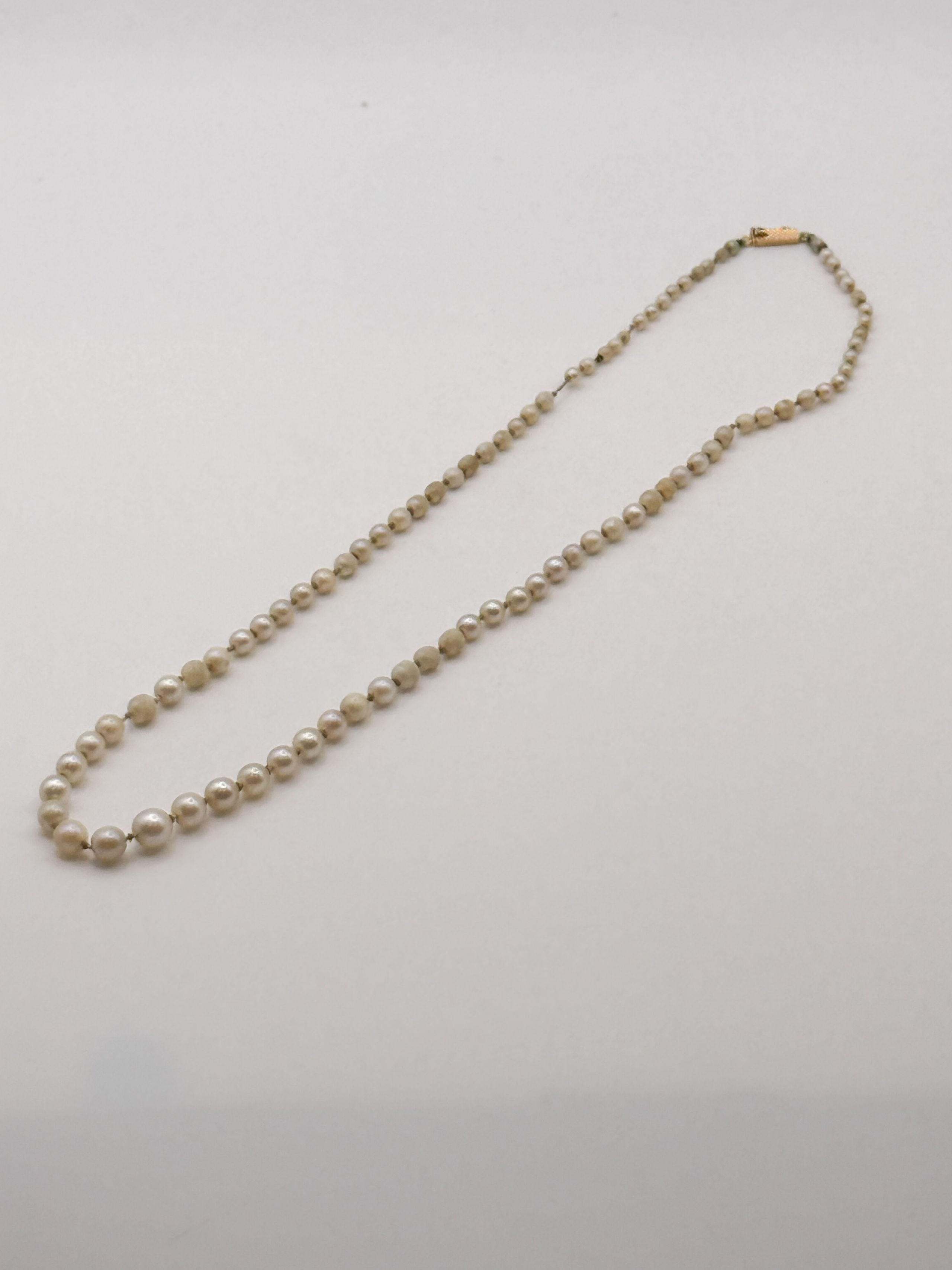 Bracelet quatre rangs de perles de grenat facettées, le fermoir en or jaune (750 millièmes) orné de trois grenats. - Lazuli