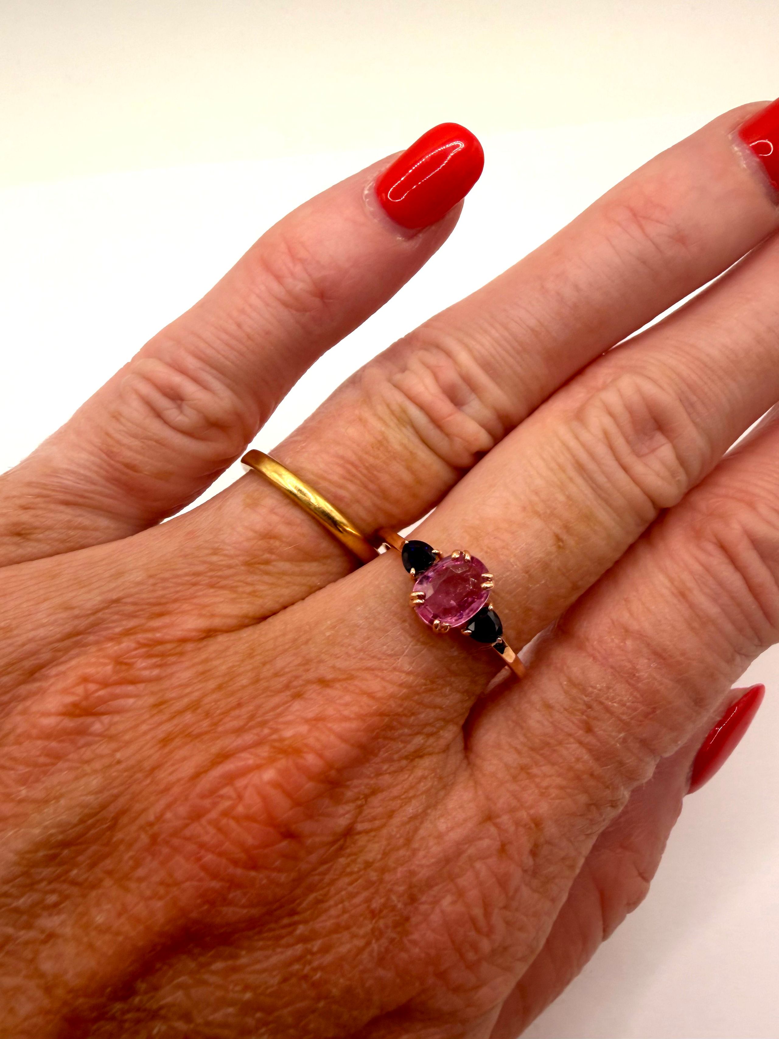 Bague en or gris (375 millièmes) centrée d&rsquo;un jade entouré d&rsquo;une ligne de diamants épaulée de deux saphirs et de deux aigues marine. - Lazuli