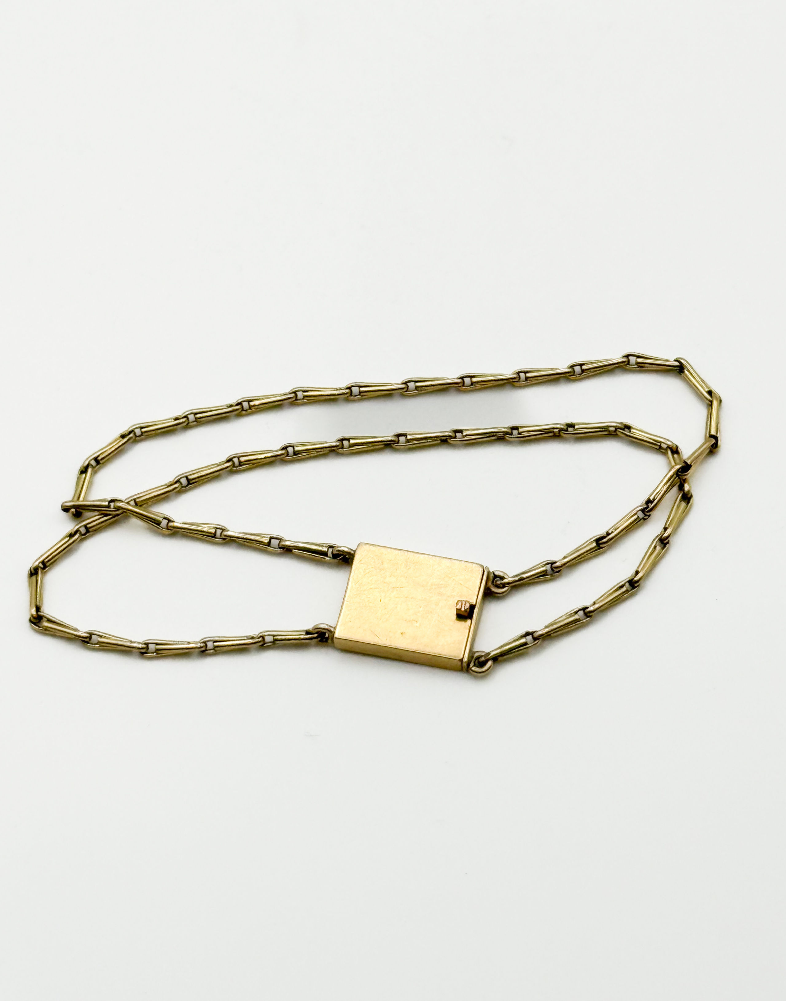 Lot de bijoux en argent comprenant une broche paon ornée de turquoises, bague et perles fantaisie (tour de doigt 58) et un pendentif orné d&rsquo;un camée coquille. - Lazuli
