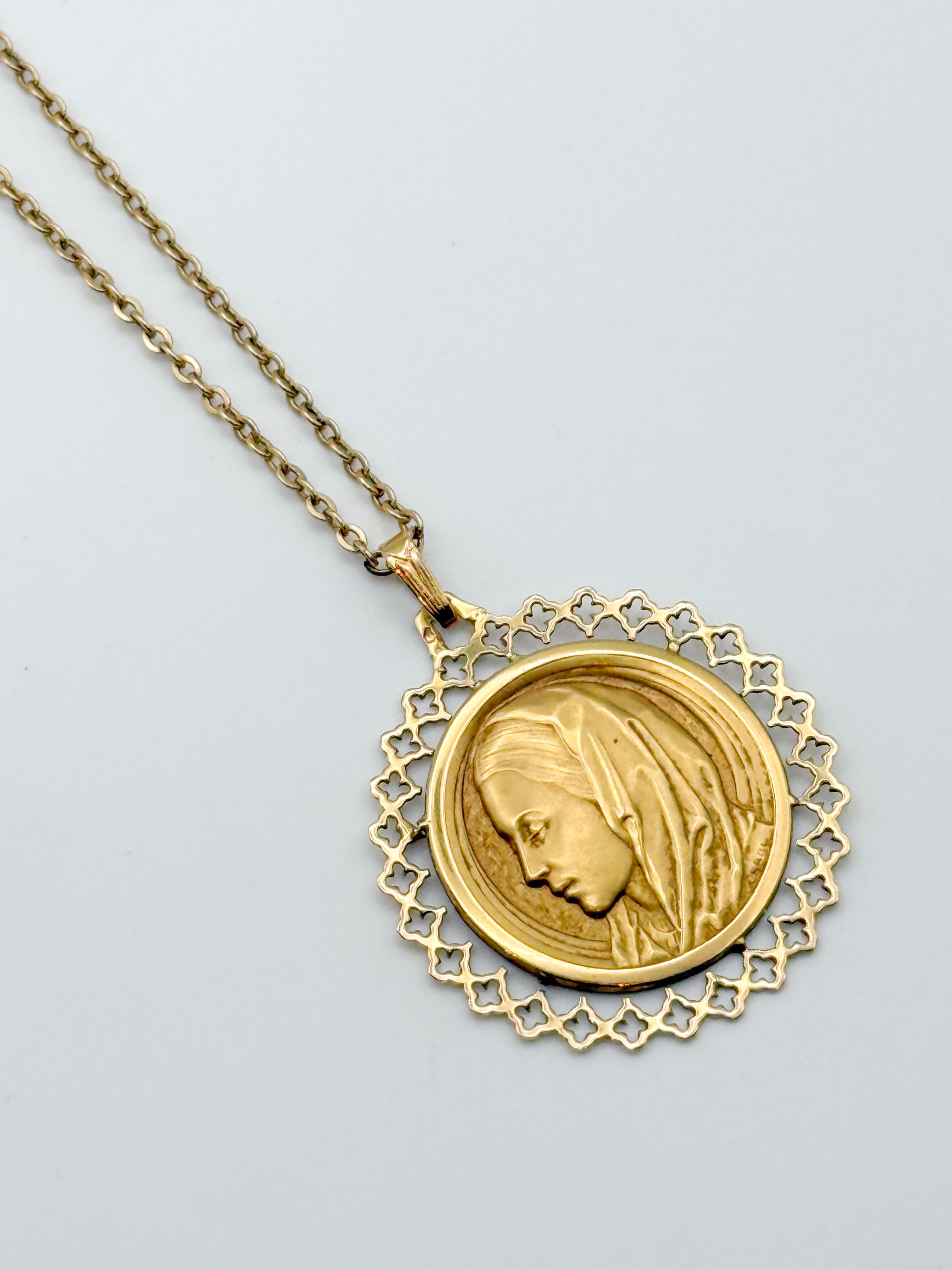 Lot d&rsquo;or jaune (750 millièmes) comprenant une gourmette de baptême et un pendentif à l&rsquo;effigie de la Vierge. - Lazuli