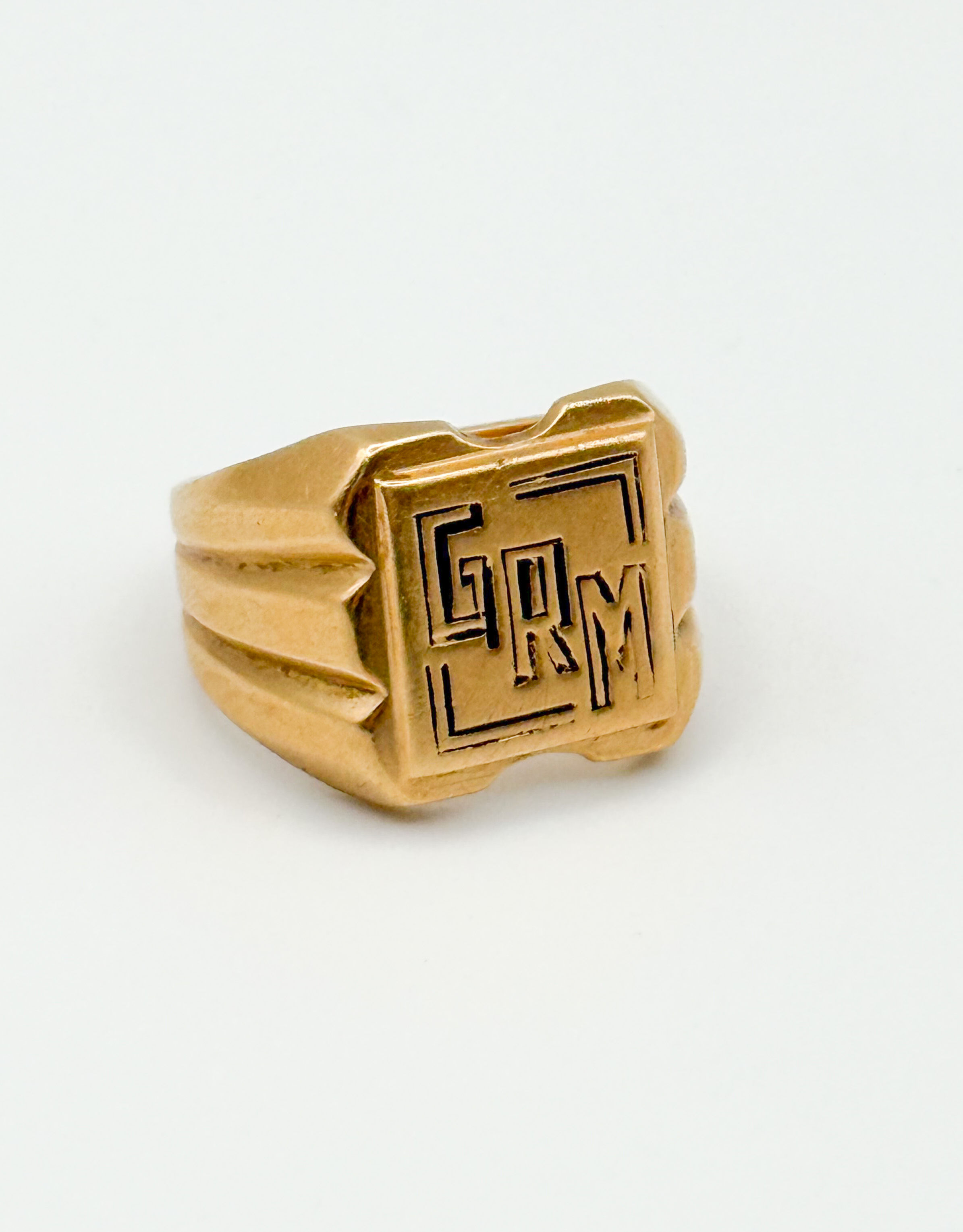 Bague en or rose (375 millièmes) centrée d&rsquo;un rubis orange dans un entourage de diamants et épaulée de trois motifs de rubis. - Lazuli