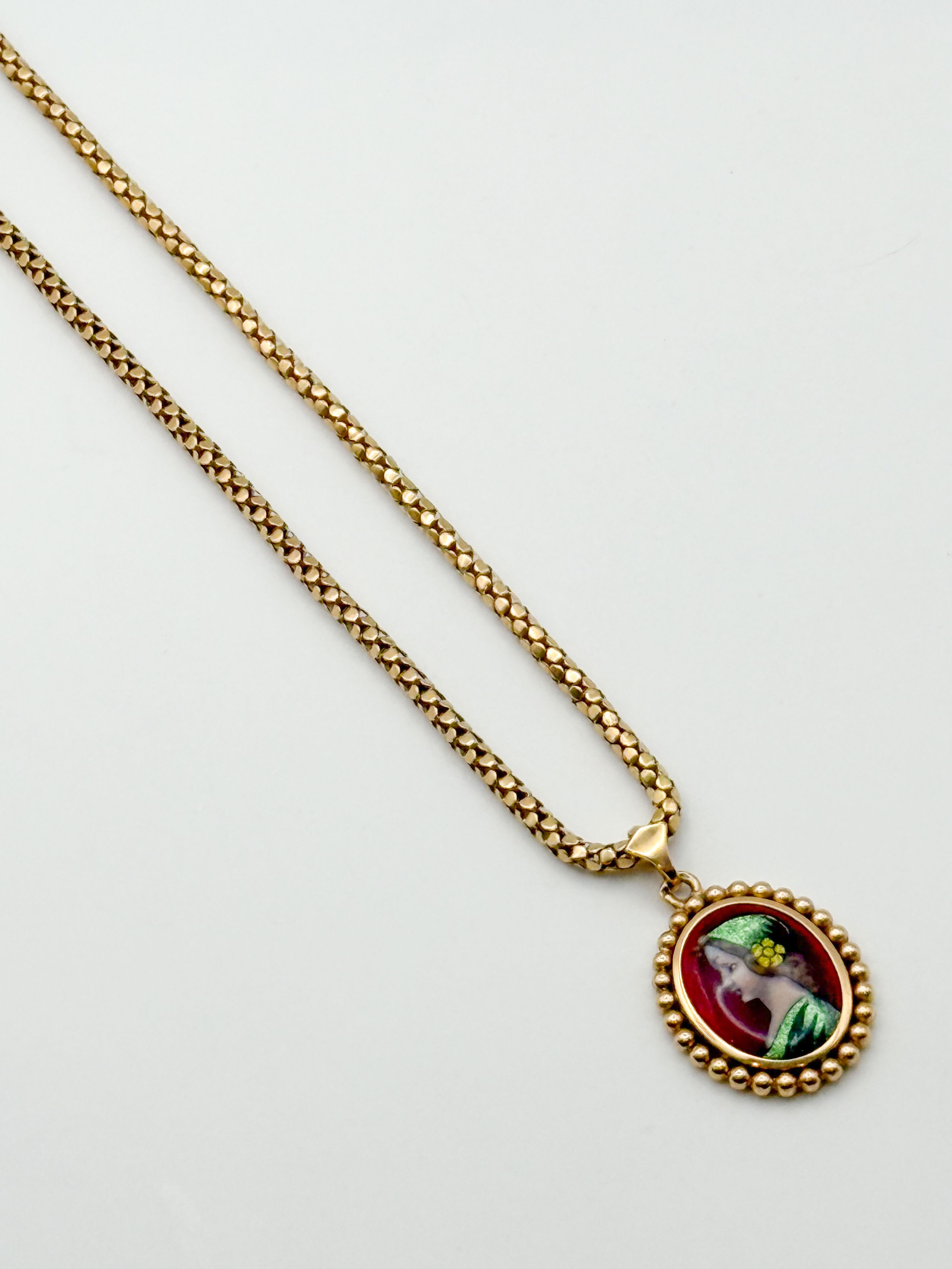 Pendentif religieux en or jaune (750 millièmes) à l&rsquo;effigie de la Vierge Marie et chaîne en or jaune (750 millièmes) à maille forçat. - Lazuli