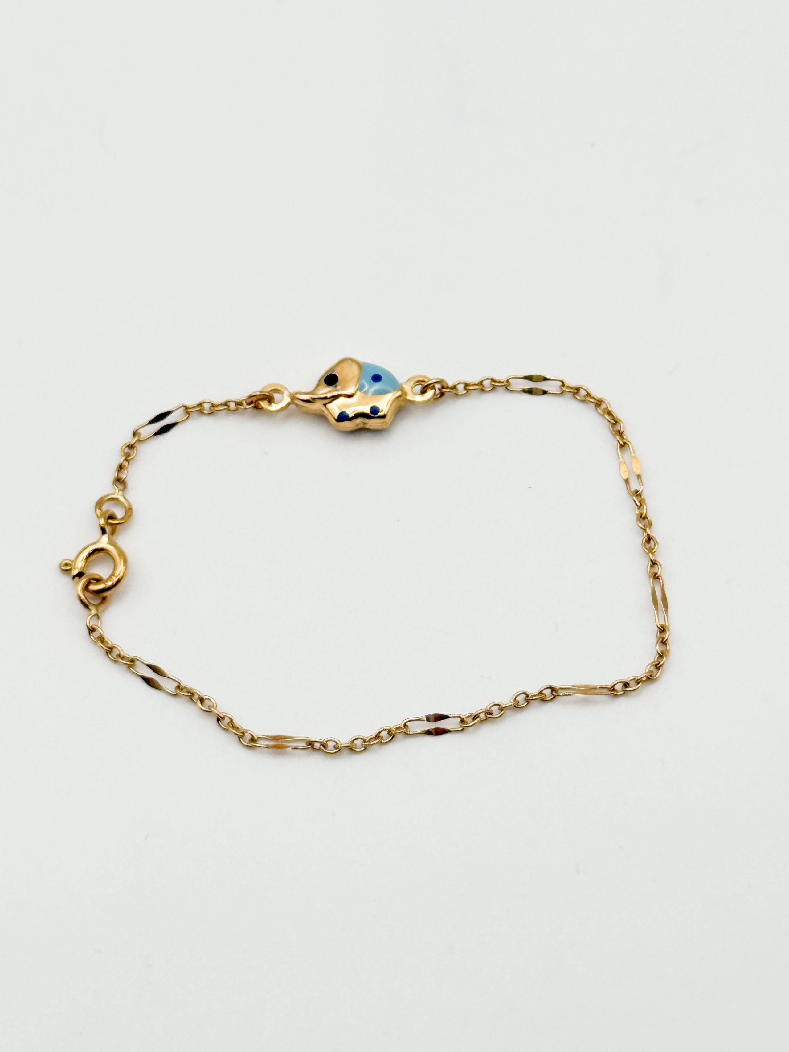 Broche en or jaune (750 millièmes) ornée d&rsquo;un camée coquille représentant un homme de profil. - Lazuli