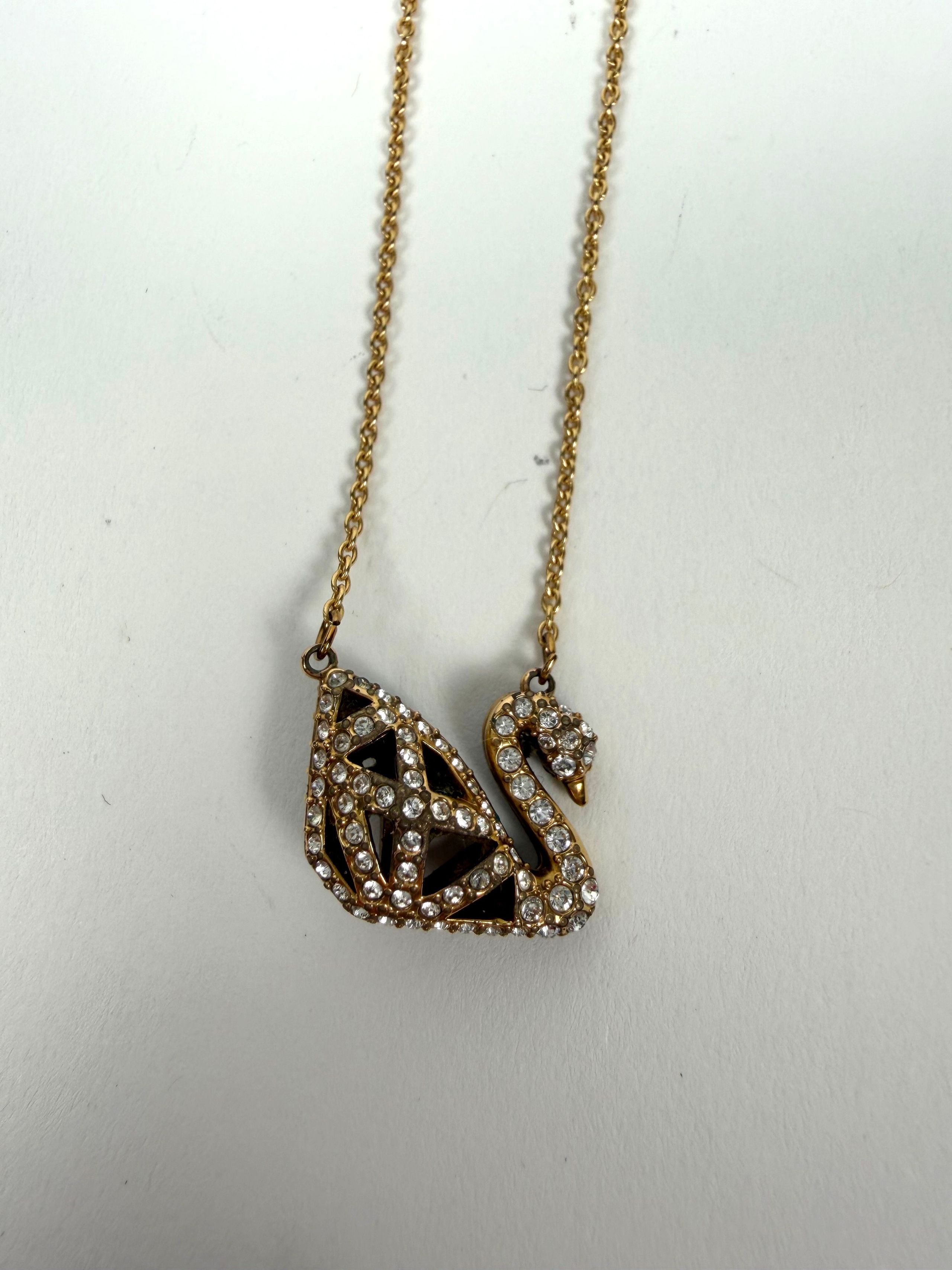 Pendentif circulaire en or jaune (750 millièmes) à motifs ajouré orné d&rsquo;un améthyste au centre et de perles. - Lazuli