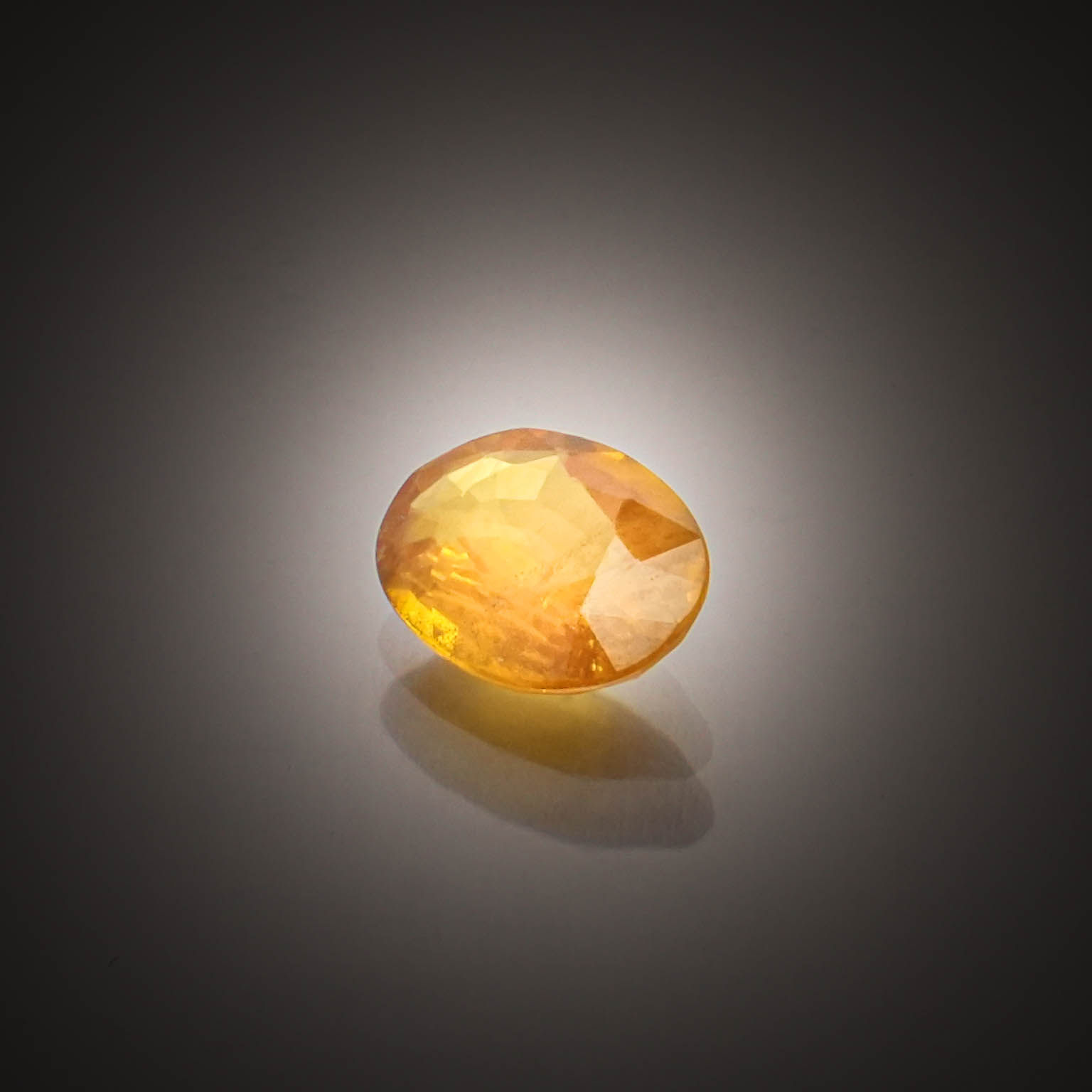 Saphir jaune ovale sur papier. - Lazuli