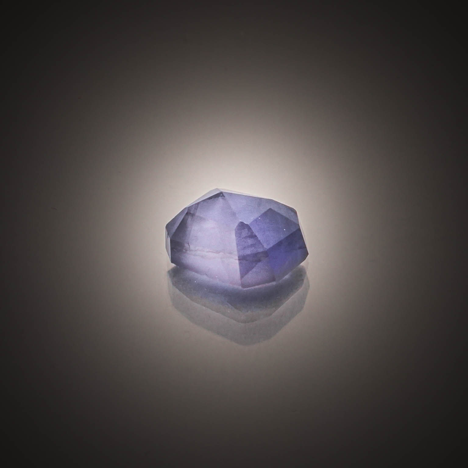 Saphir jaune ovale sur papier. - Lazuli