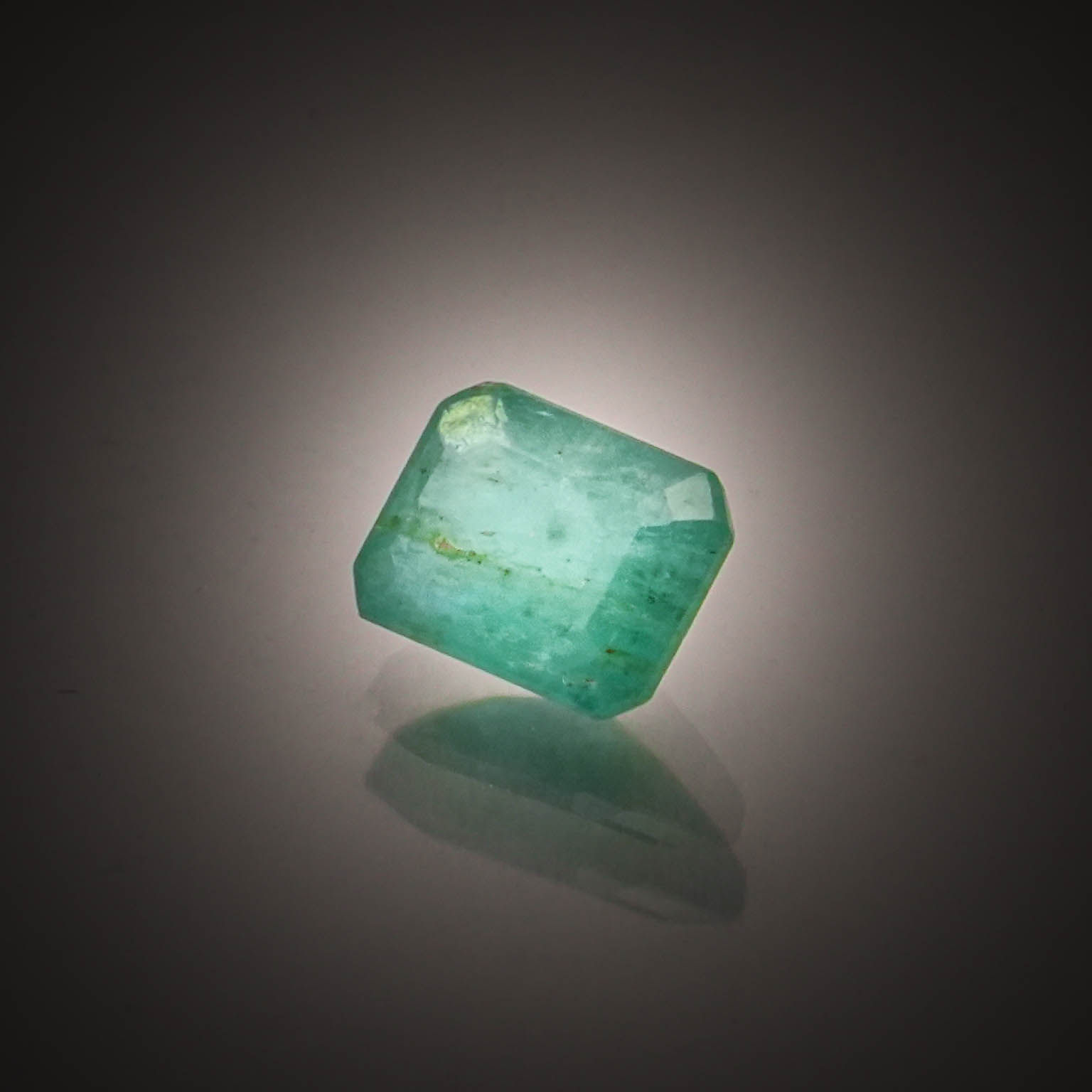 Rubis poire sur papier. - Lazuli