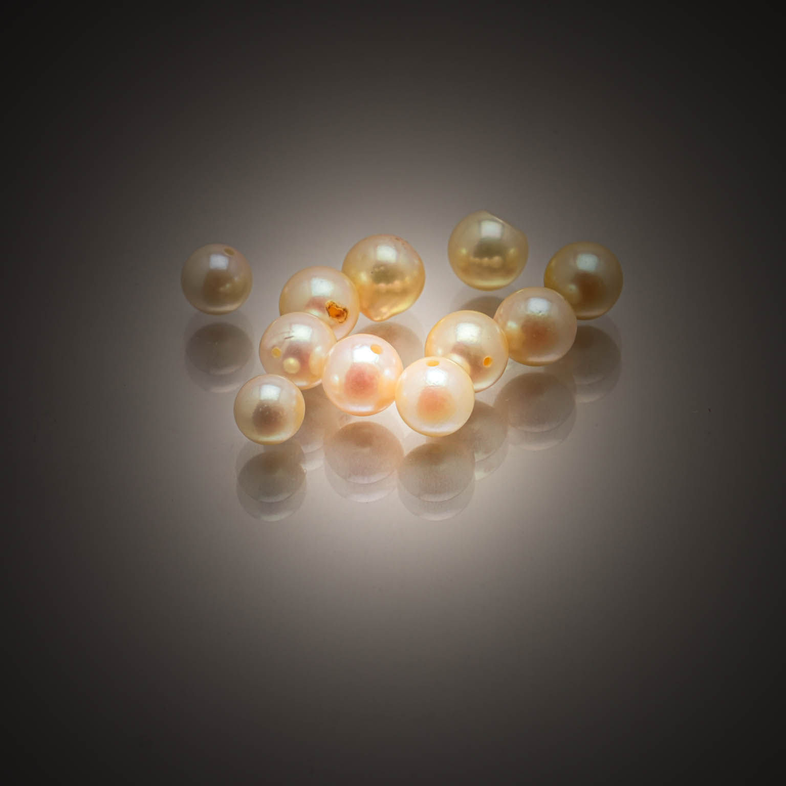 Lot de perles perçées sur papier. - Lazuli