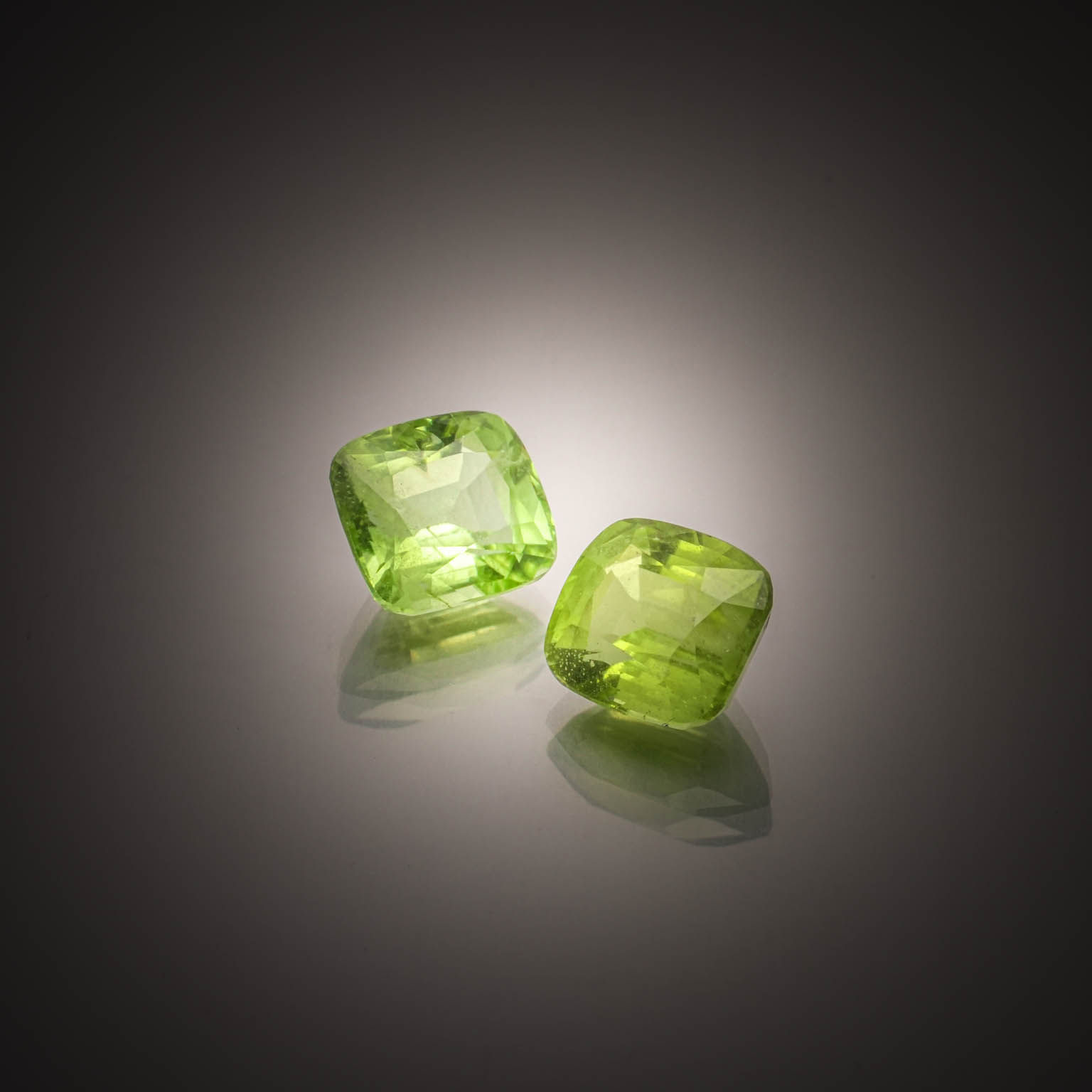 Lot de deux péridots coussins sur papier. - Lazuli