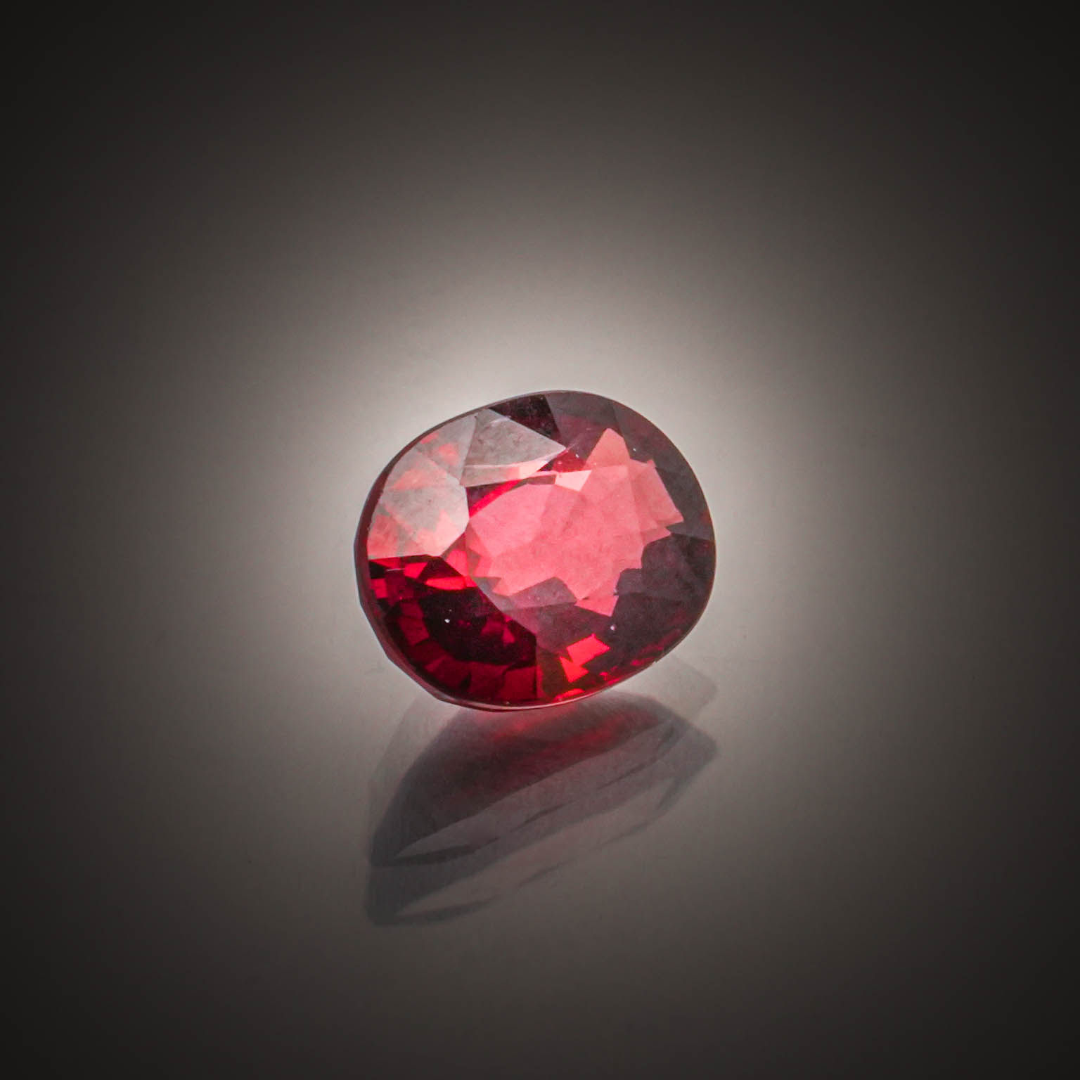 Grenat rhodolite ovale sur papier. - Lazuli